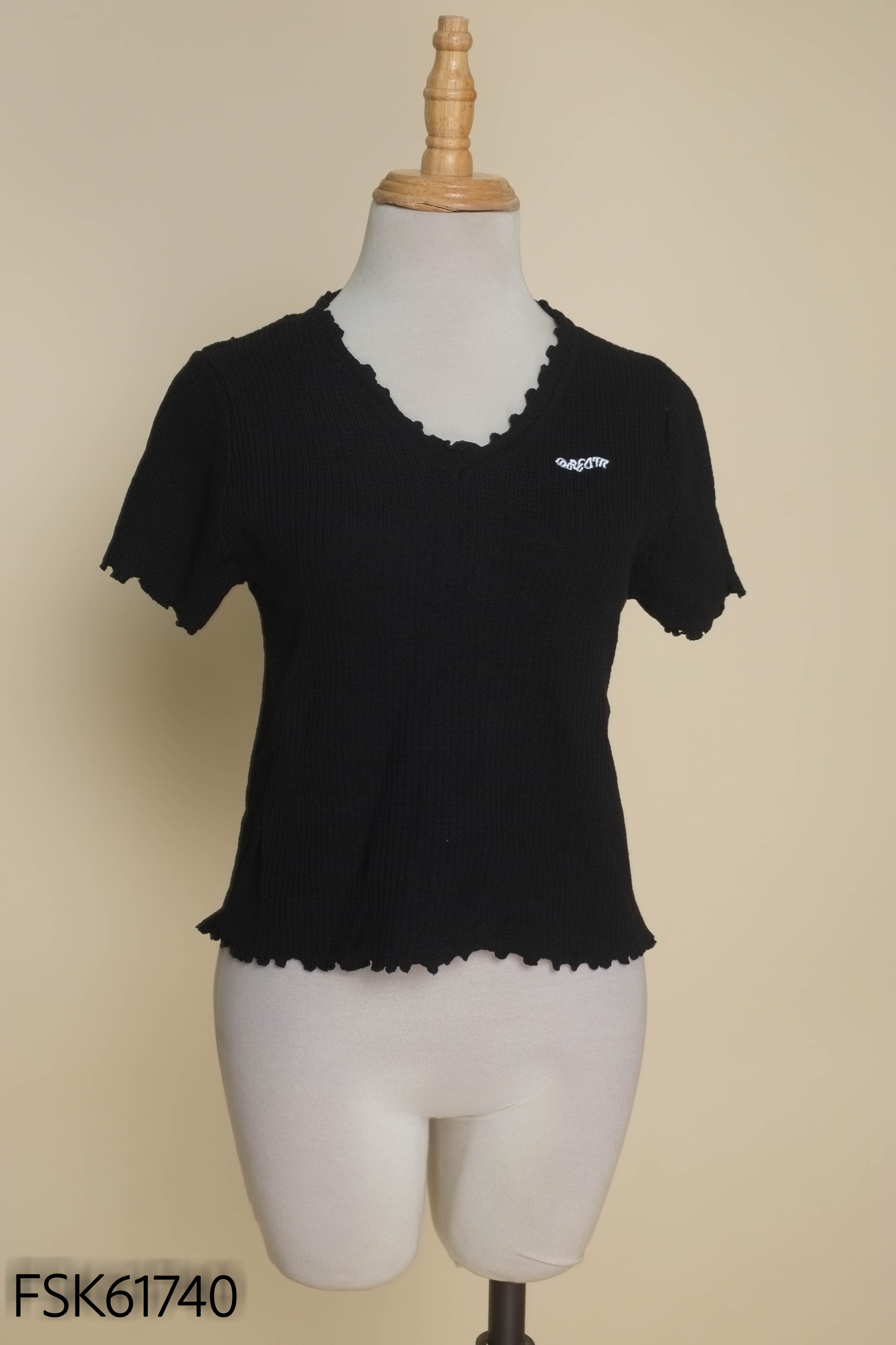 Áo đen viền ren cổ tim