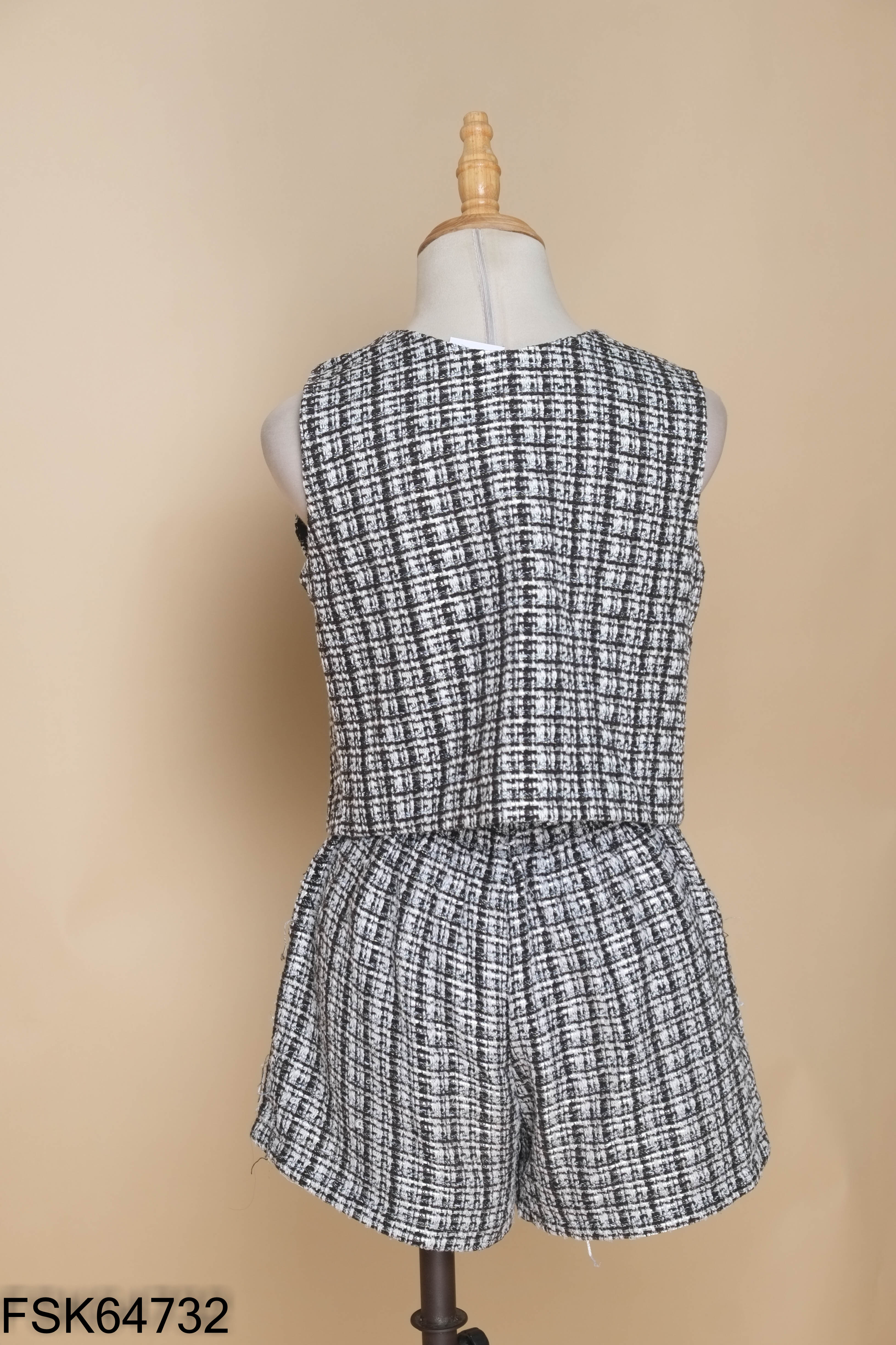 Set áo gile dạ đen phối trắng + quần short