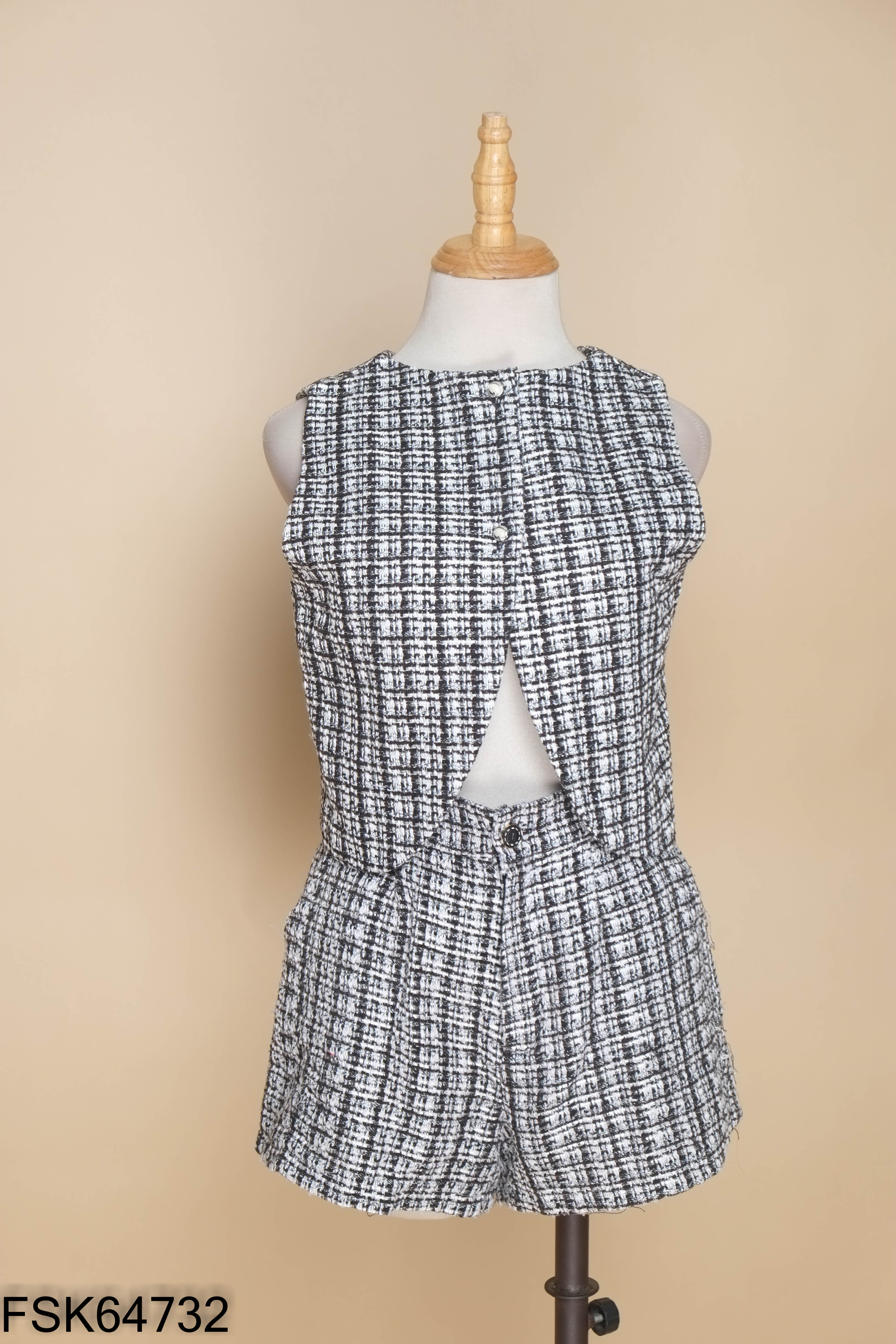 Set áo gile dạ đen phối trắng + quần short
