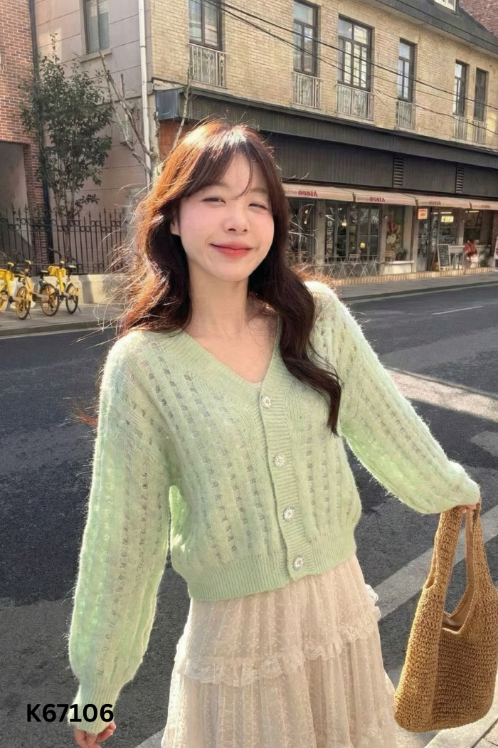 Áo len xanh phối cúc