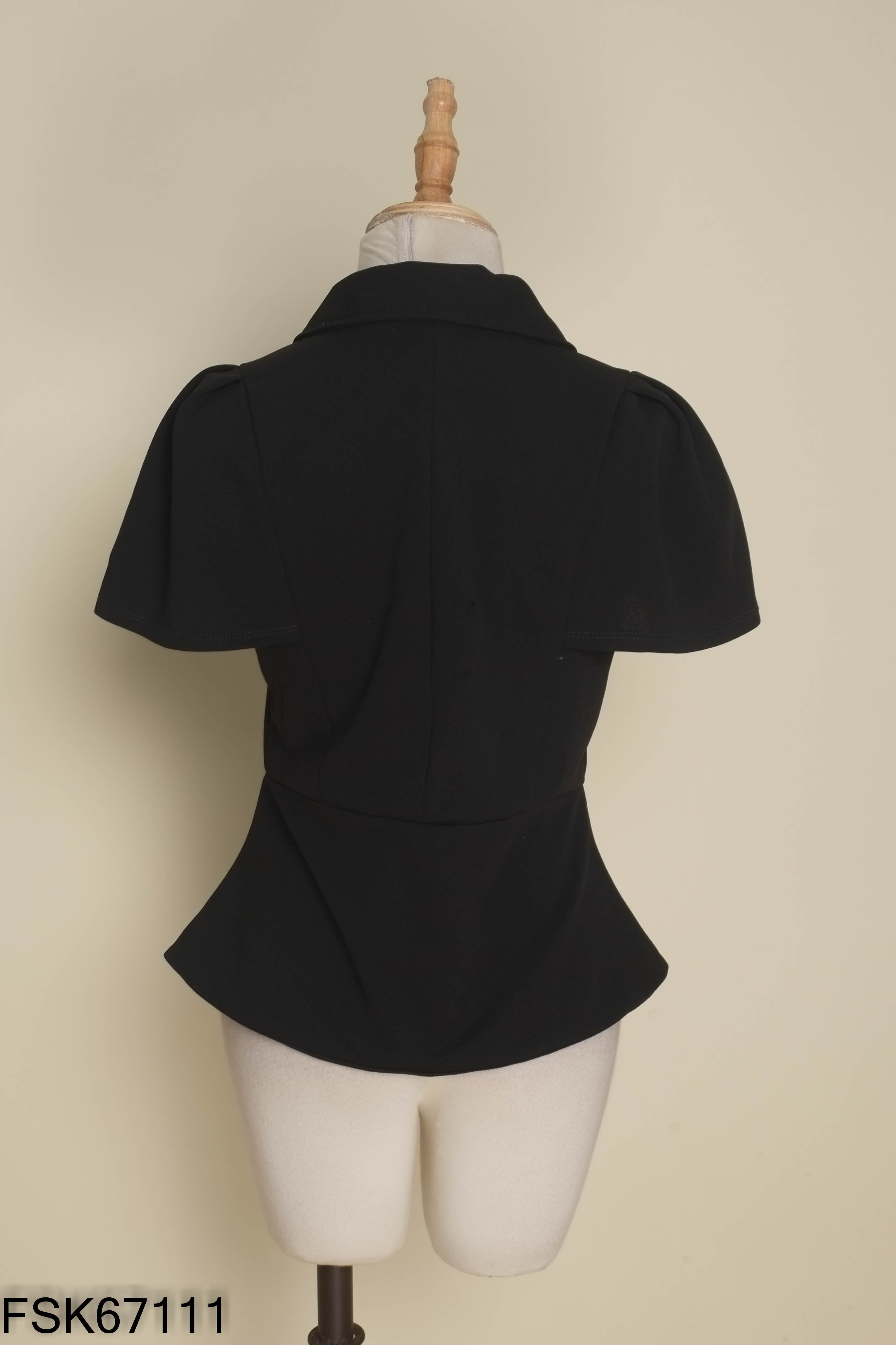 Áo đen cổ vest cúc bọc