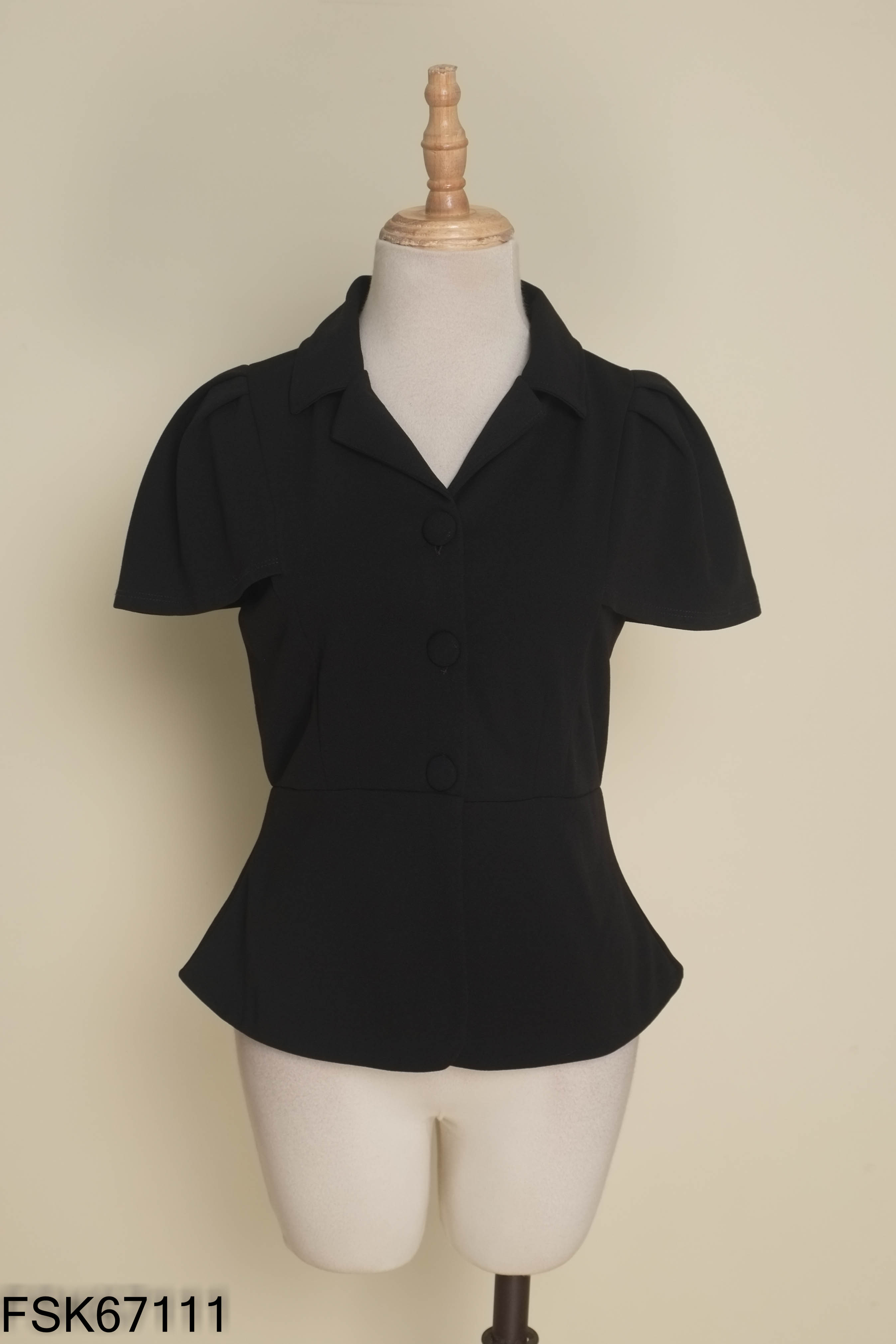 Áo đen cổ vest cúc bọc