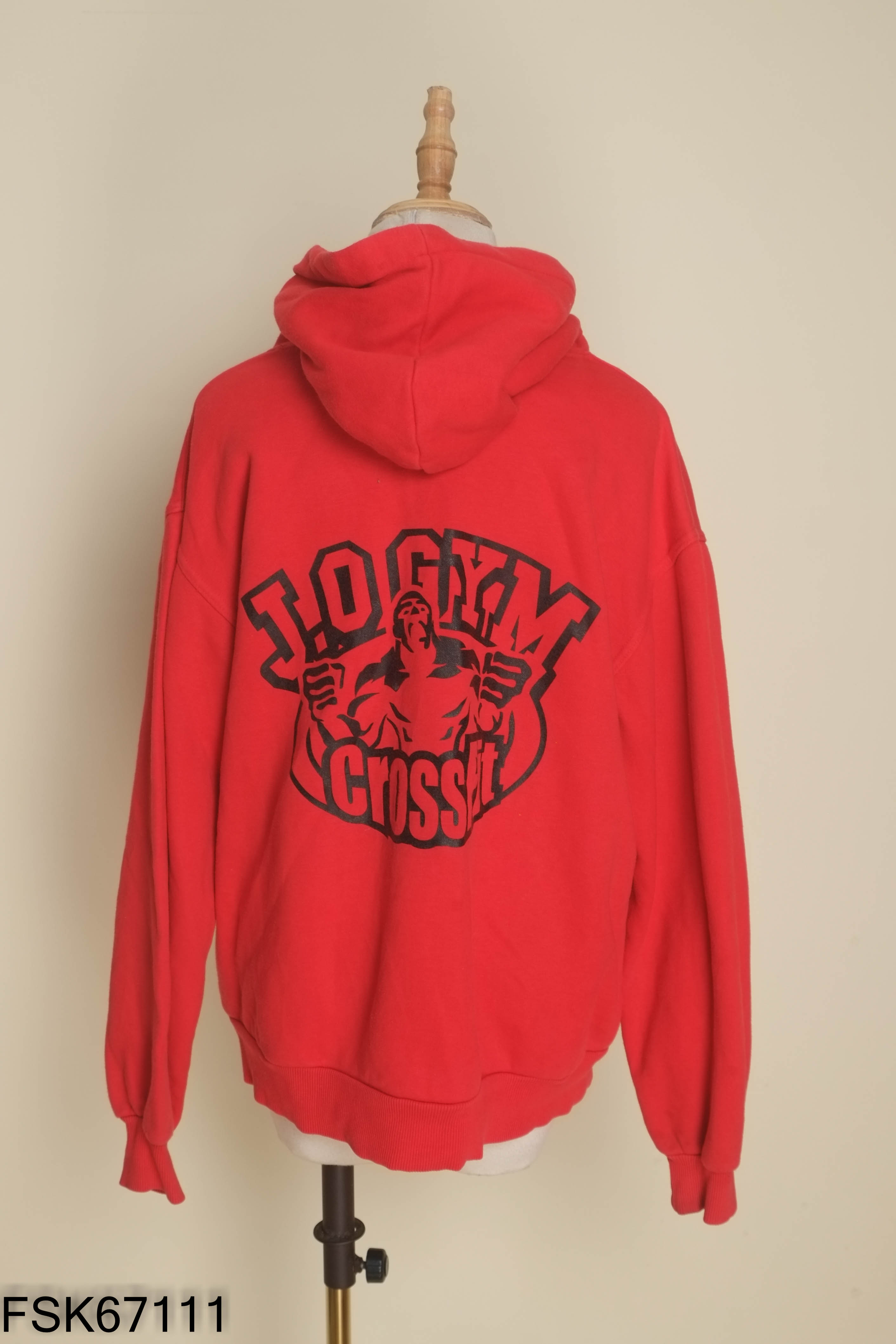 Áo hoodie đỏ in chữ