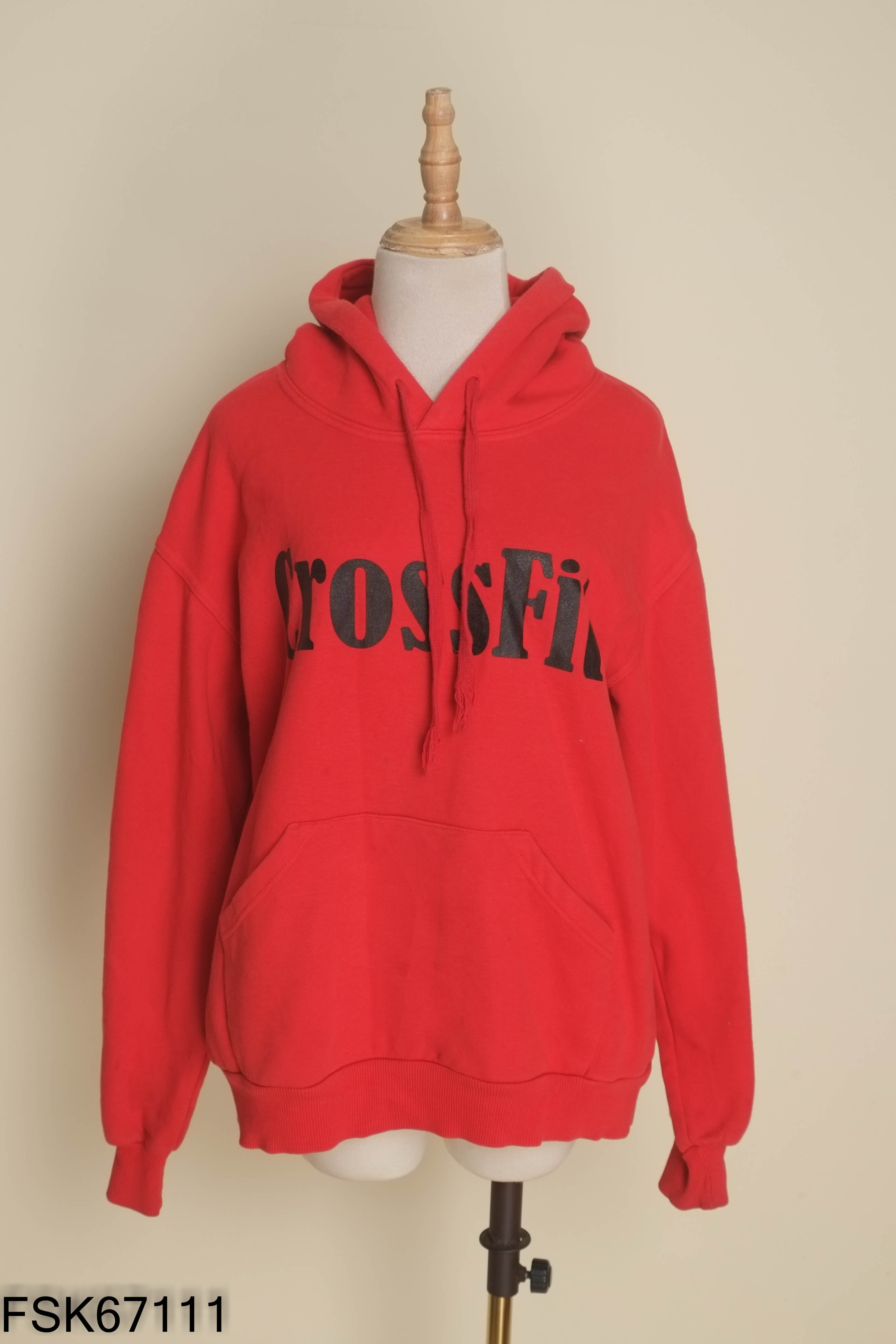 Áo hoodie đỏ in chữ