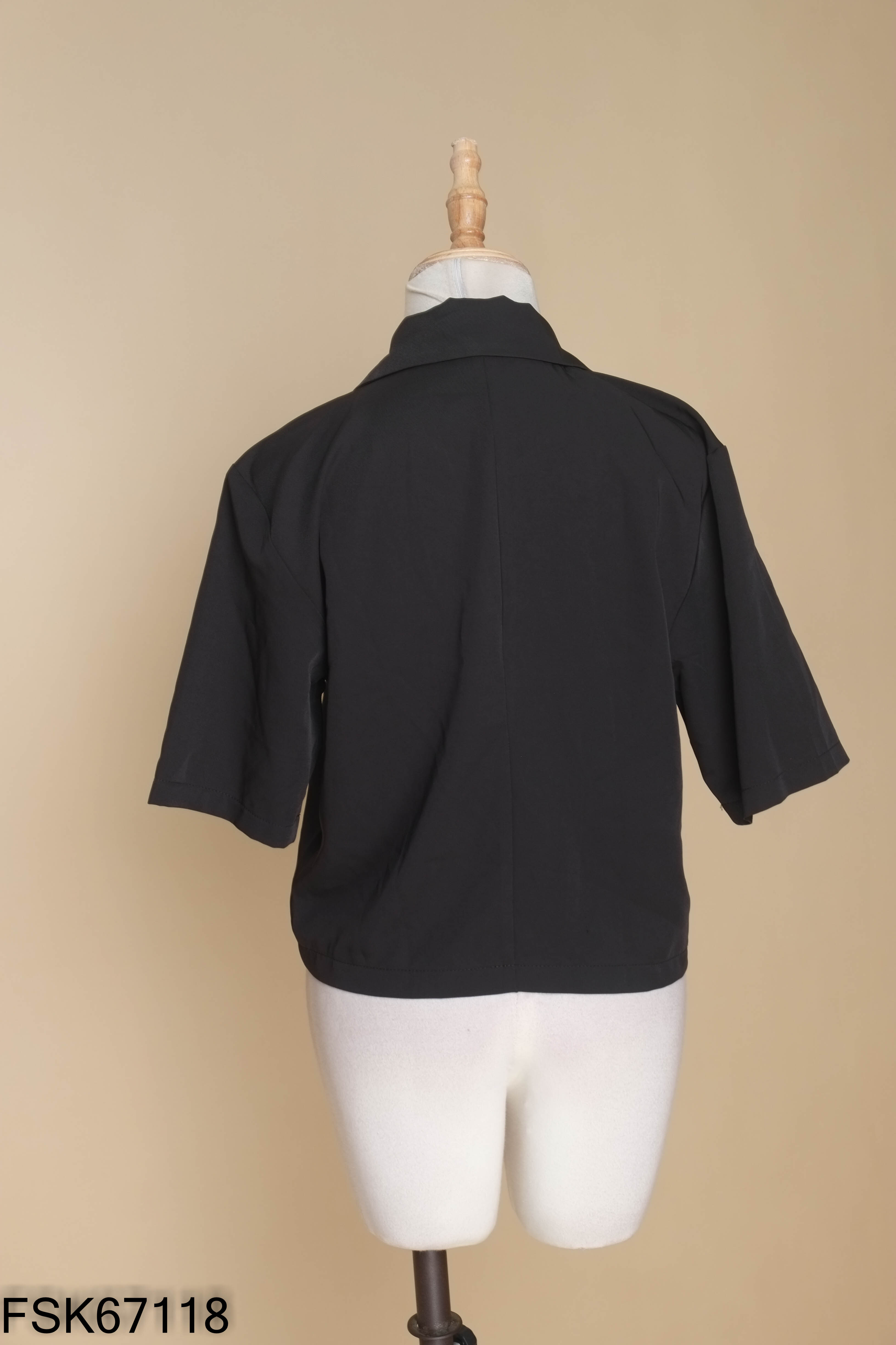 Áo blazer đen trơn dáng ngắn