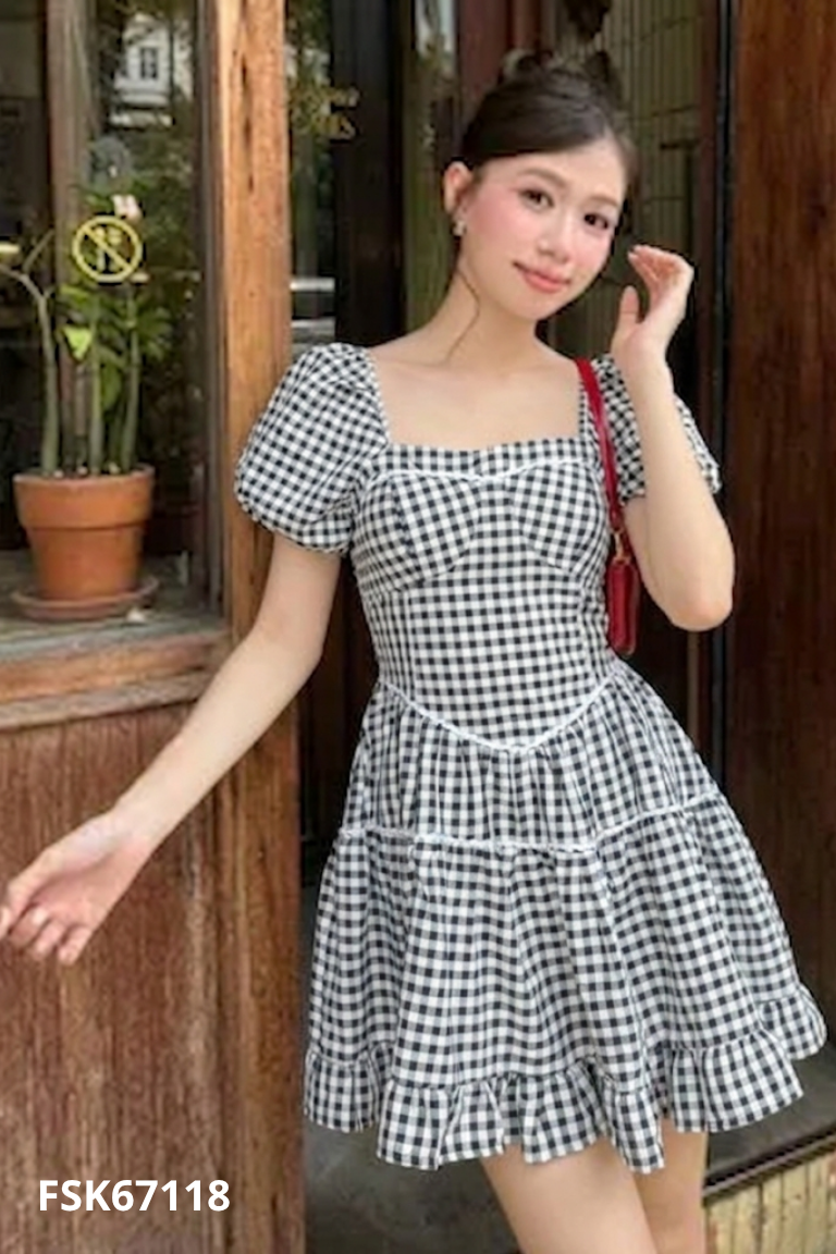 Váy đen caro cổ vuông