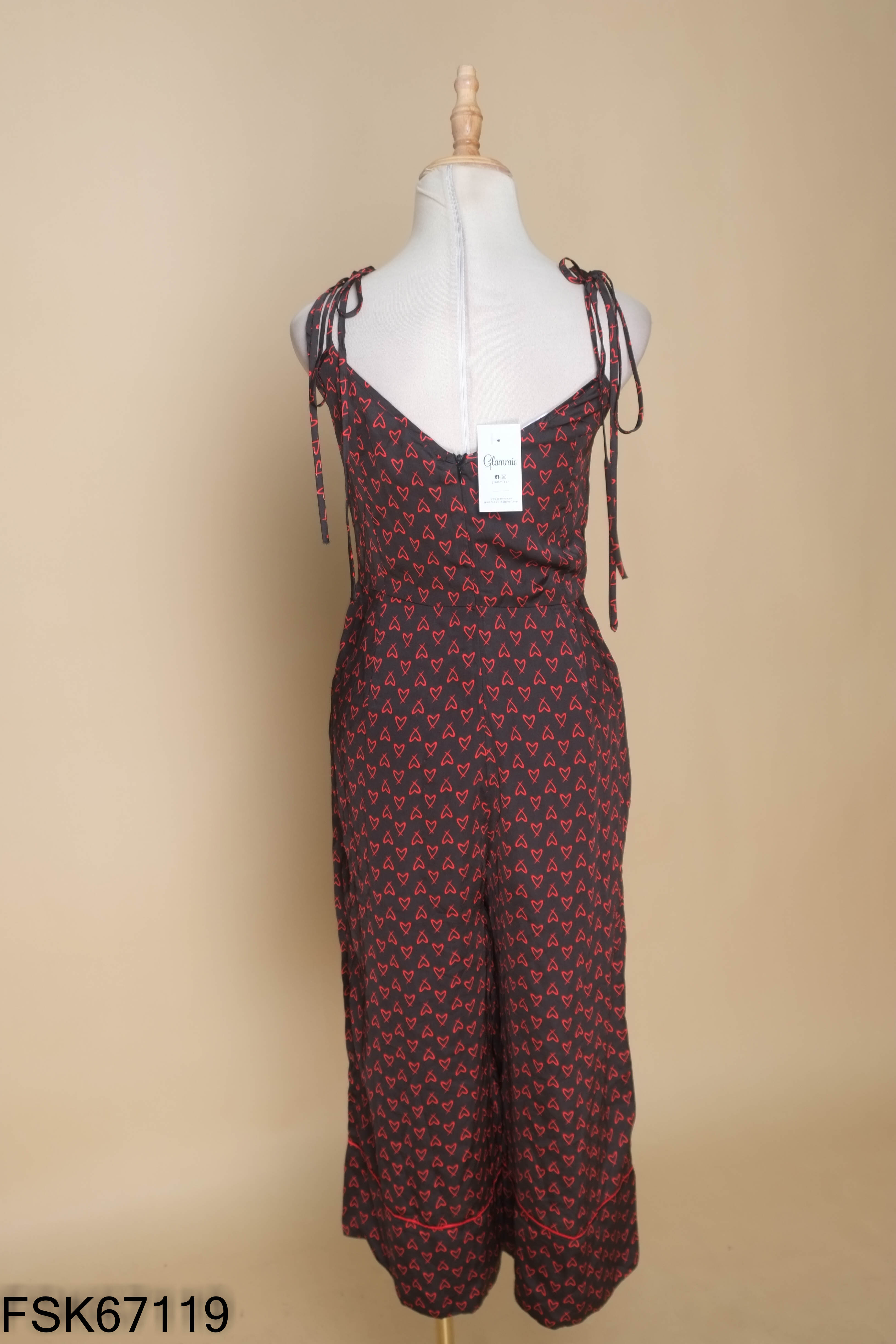 Jumpsuits đen họa tiết trái tim
