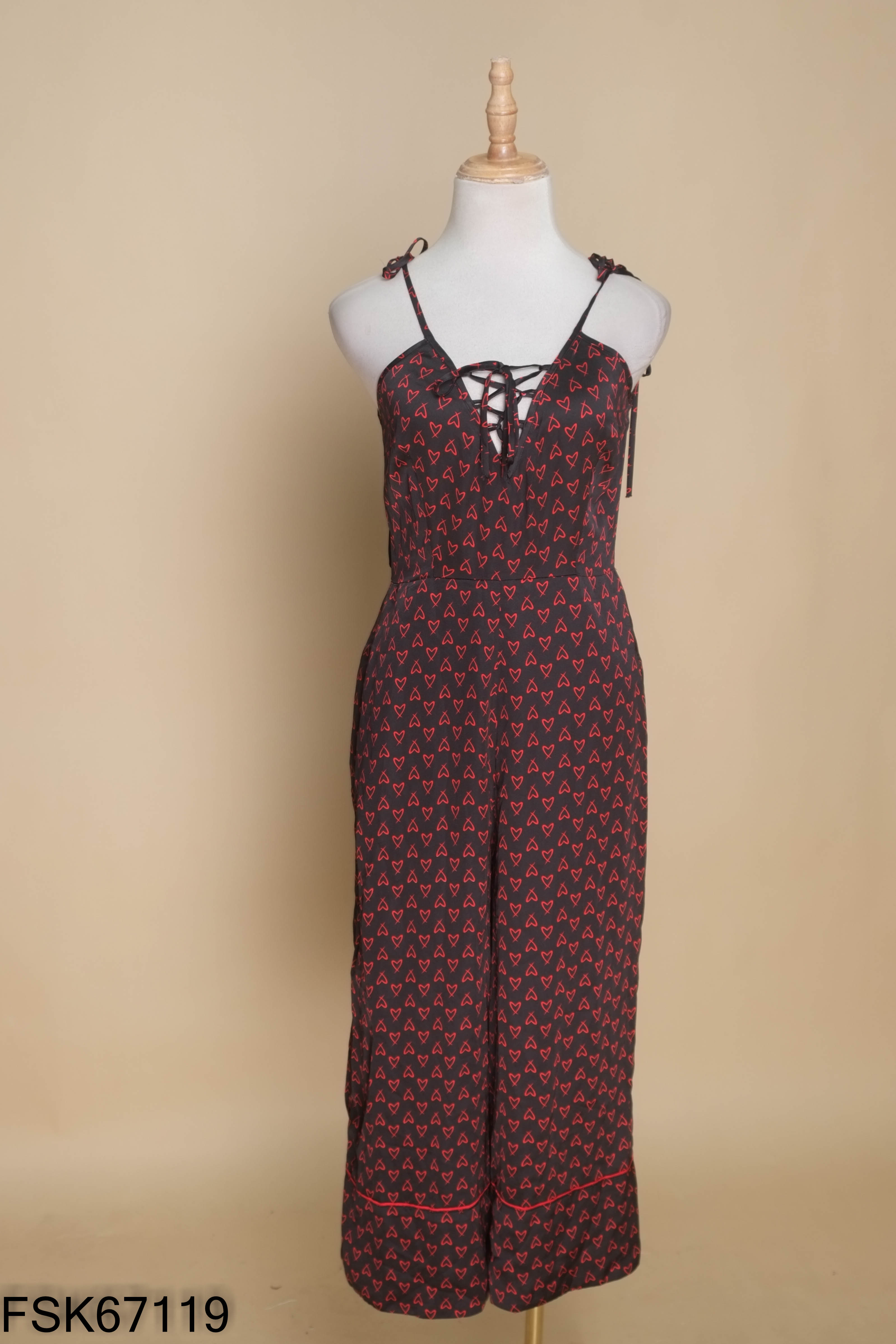 Jumpsuits đen họa tiết trái tim