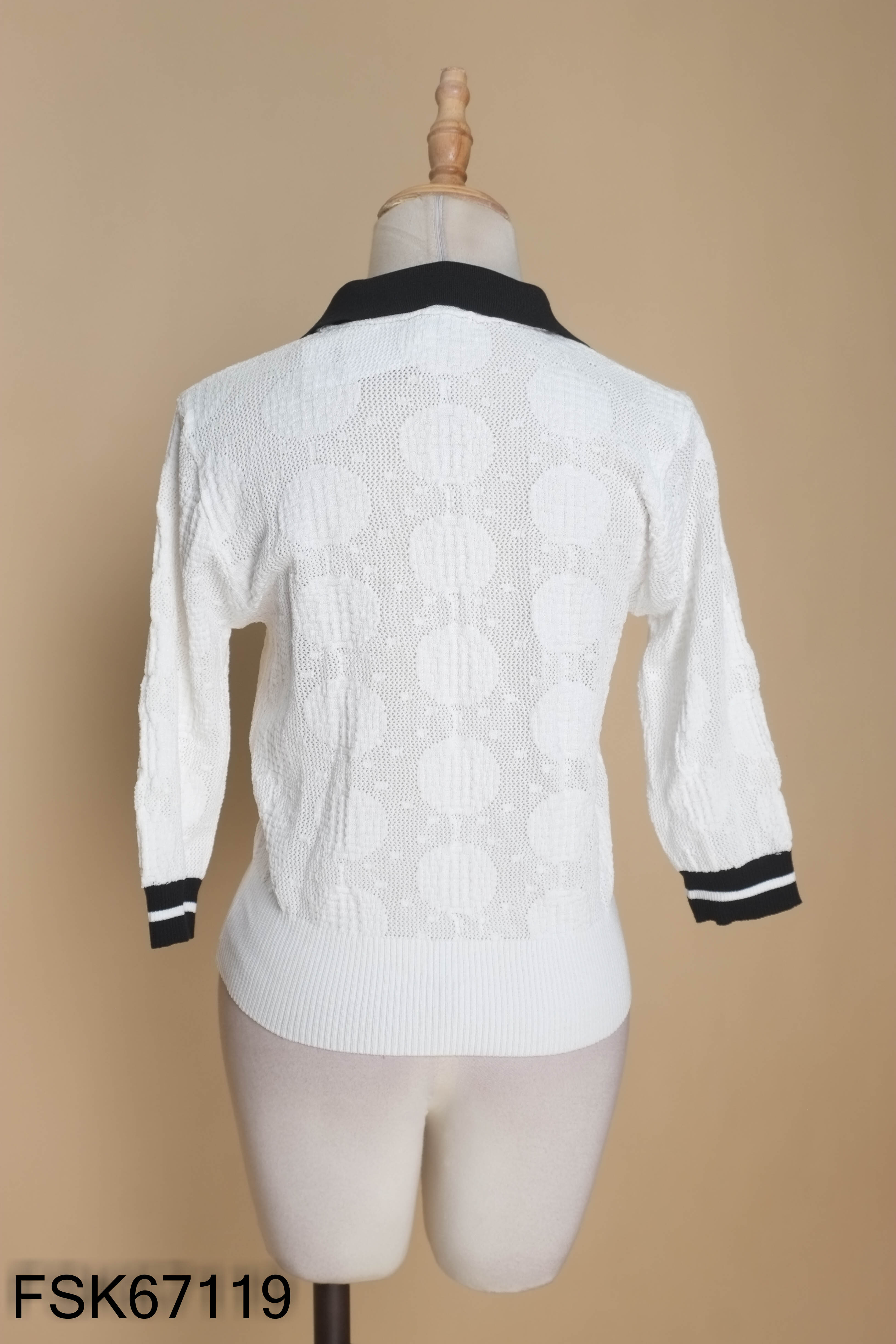 Áo polo len trắng cổ đen