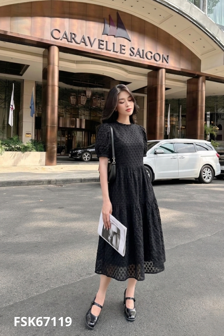 Váy đen bèo cổ tròn