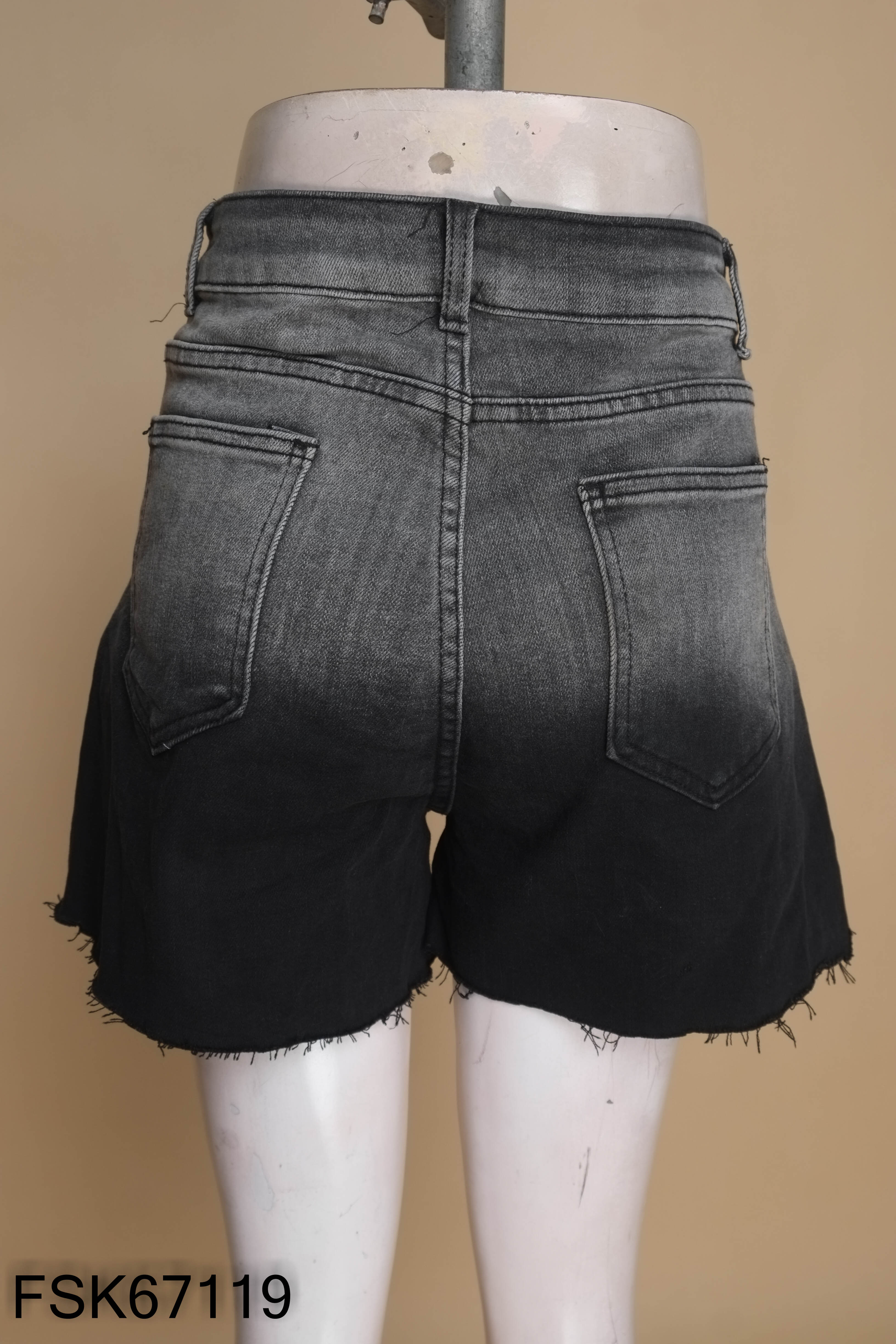 Quần shorts jeans đen loang