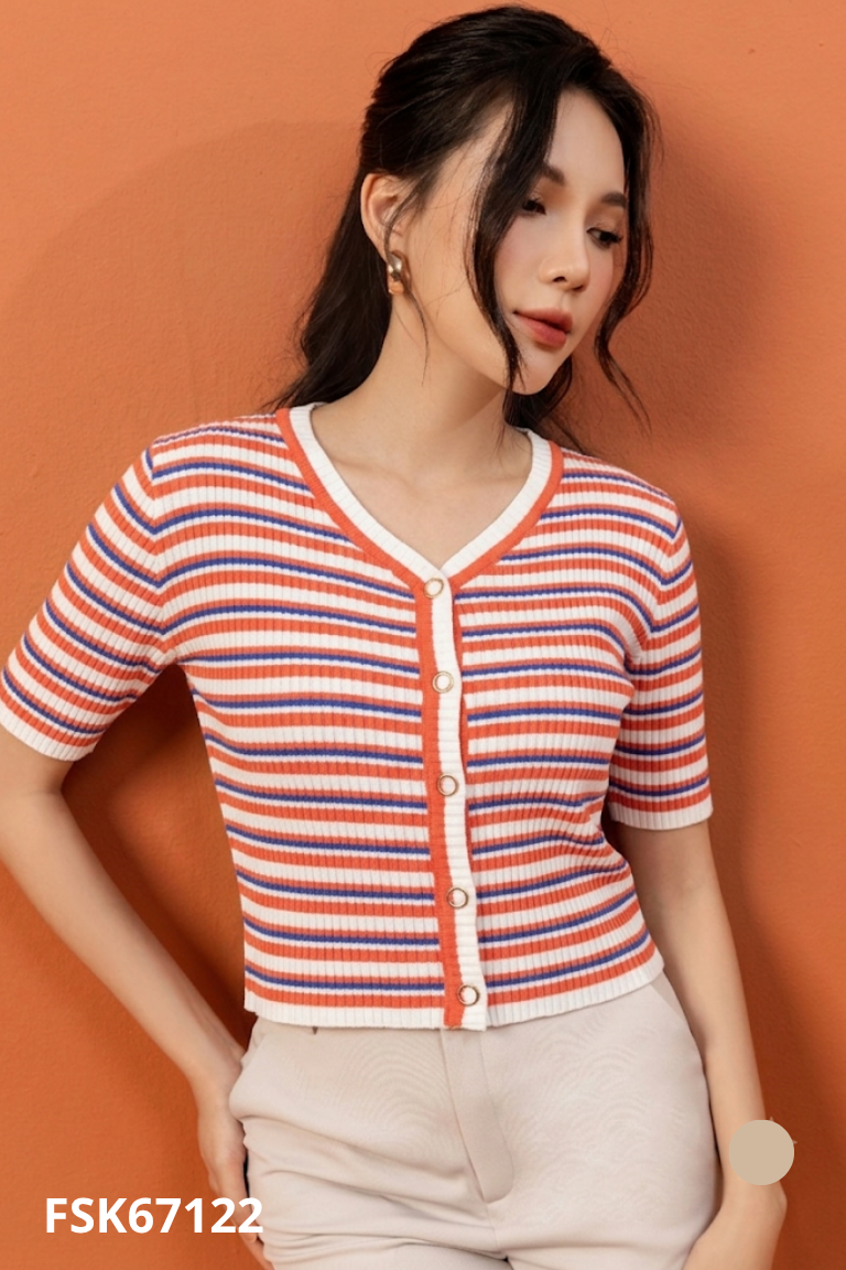 Áo len trắng kẻ xanh đỏ