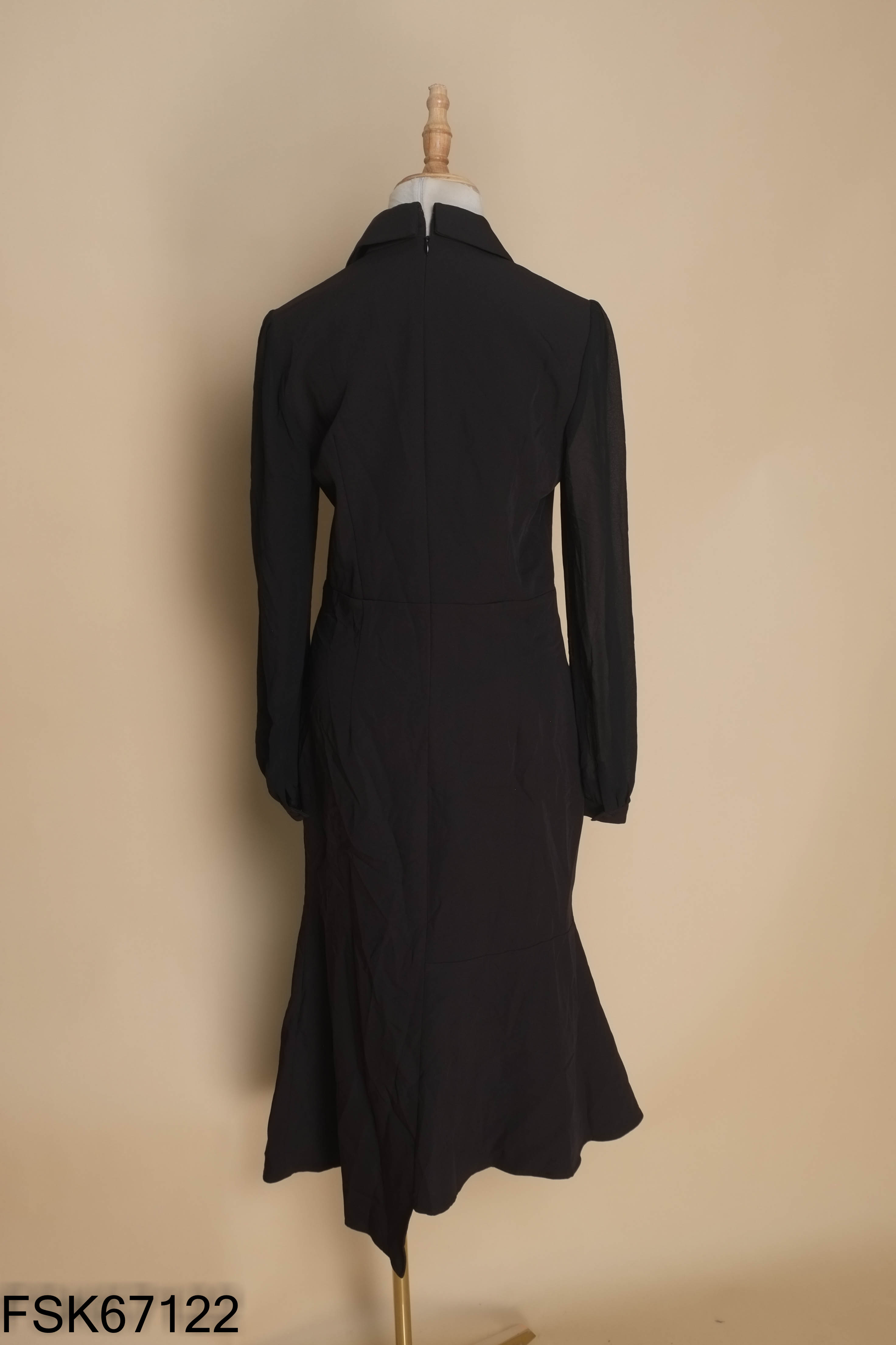 Váy đen cổ vest