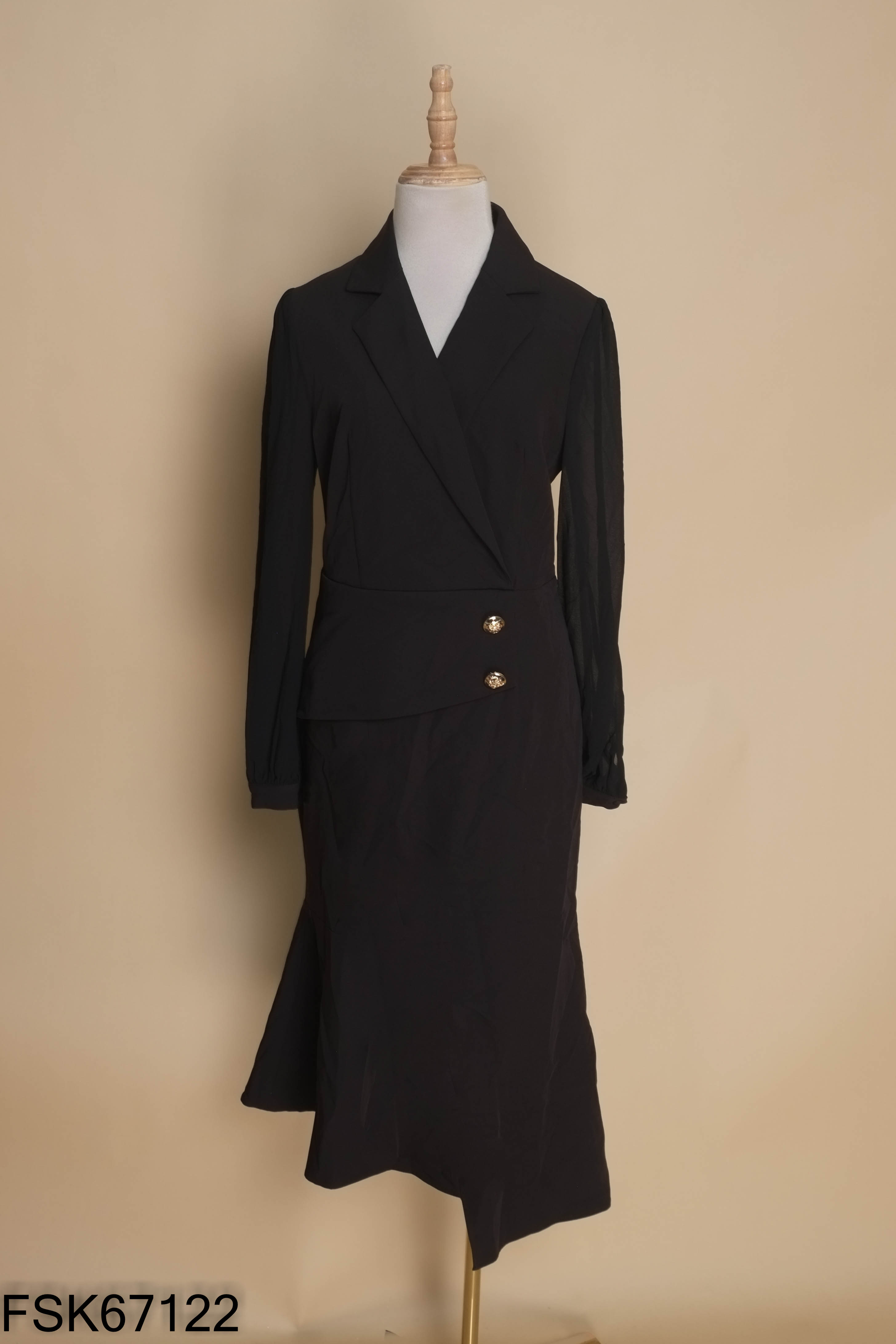Váy đen cổ vest