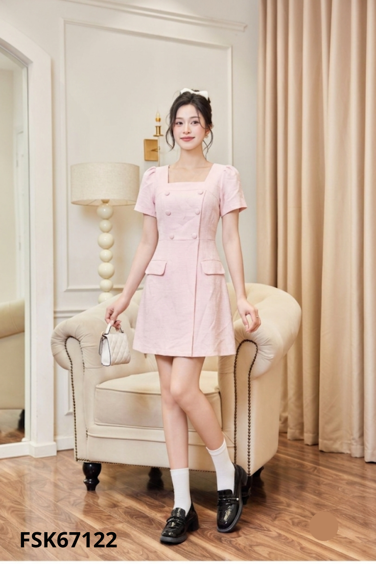 Váy hồng phấn cổ vuông