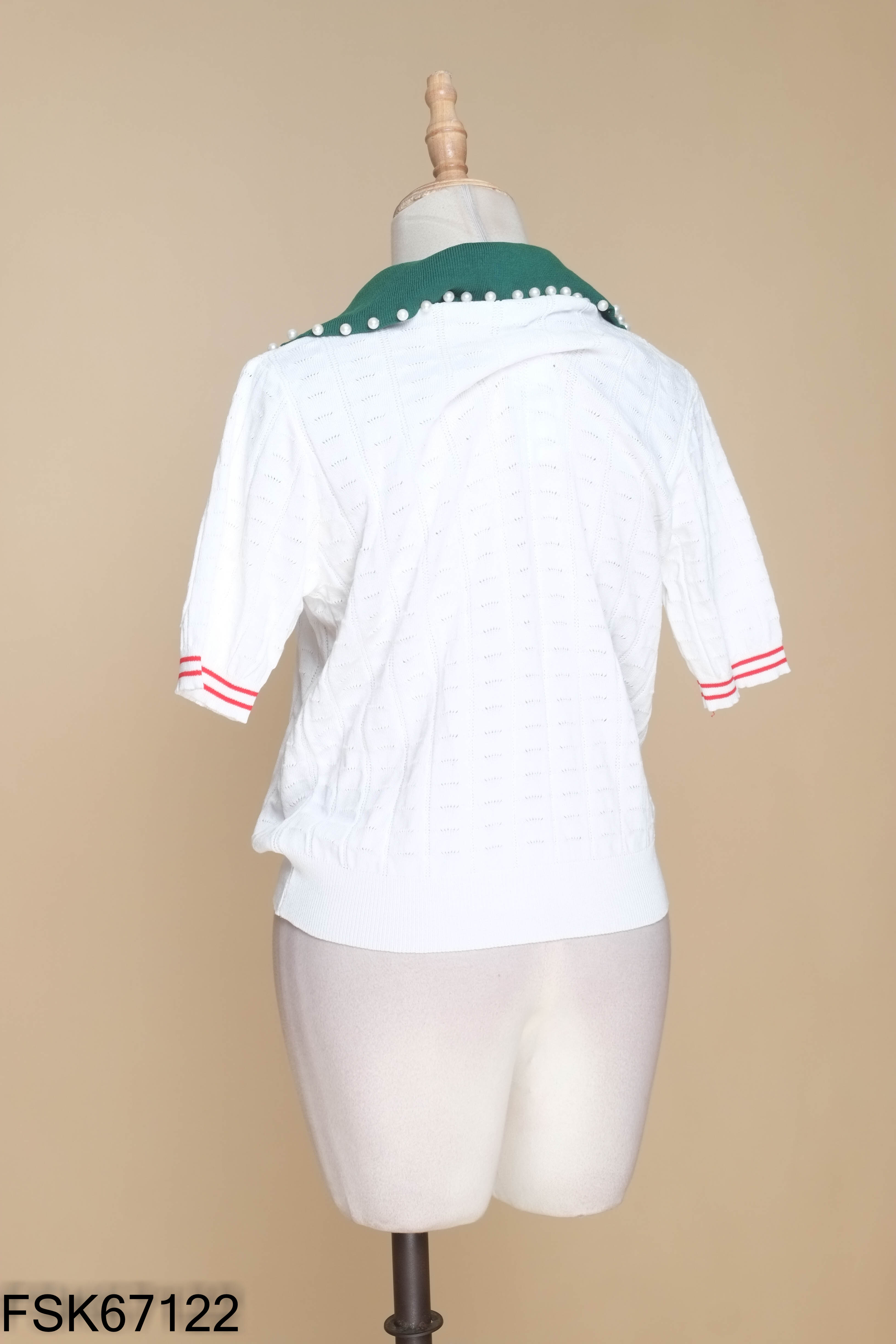 Áo len trắng lá cổ xanh