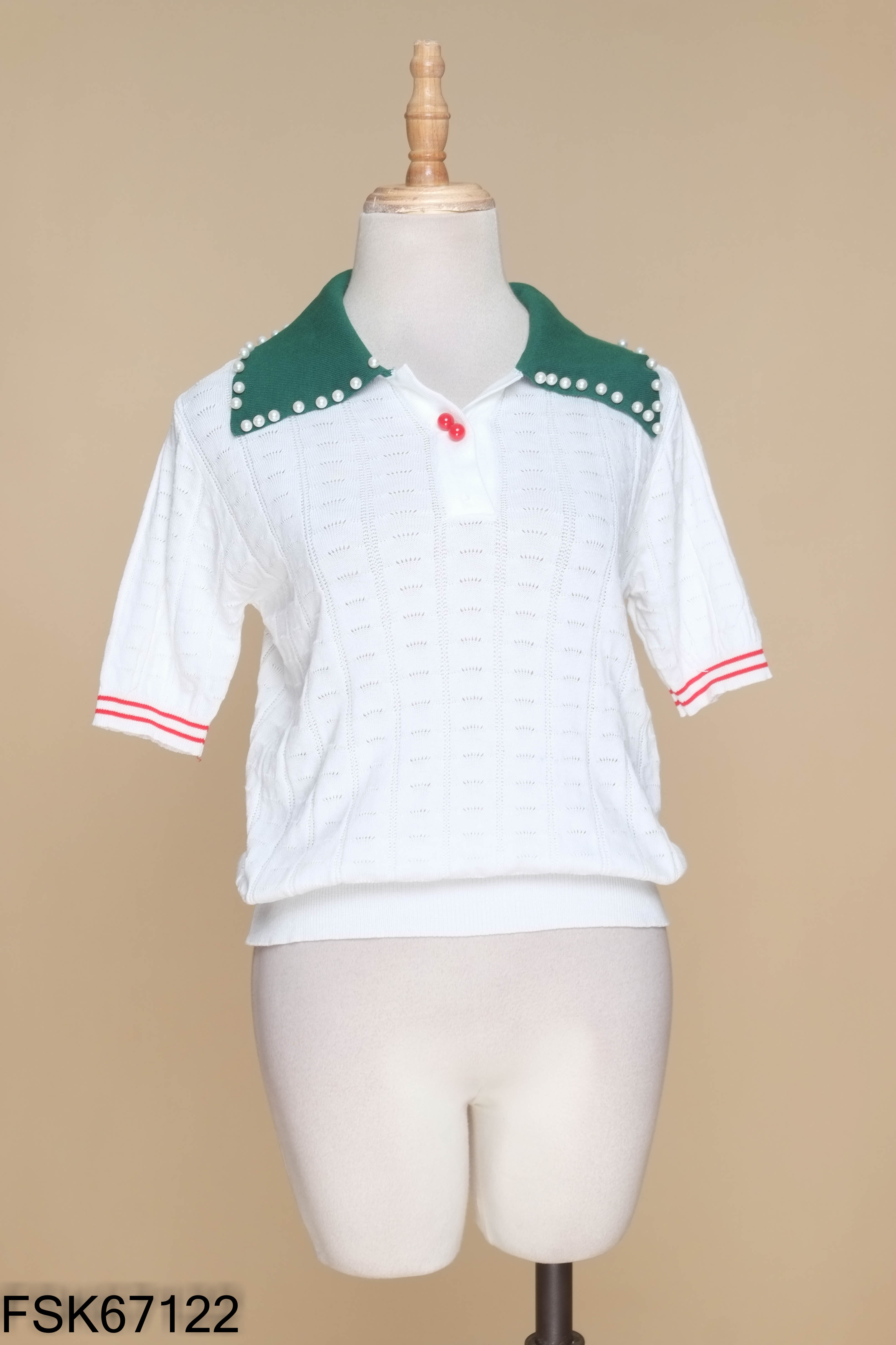 Áo len trắng lá cổ xanh