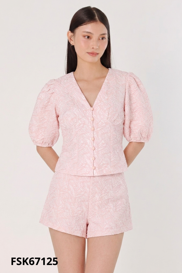 Áo hồng tay phồng phối cúc