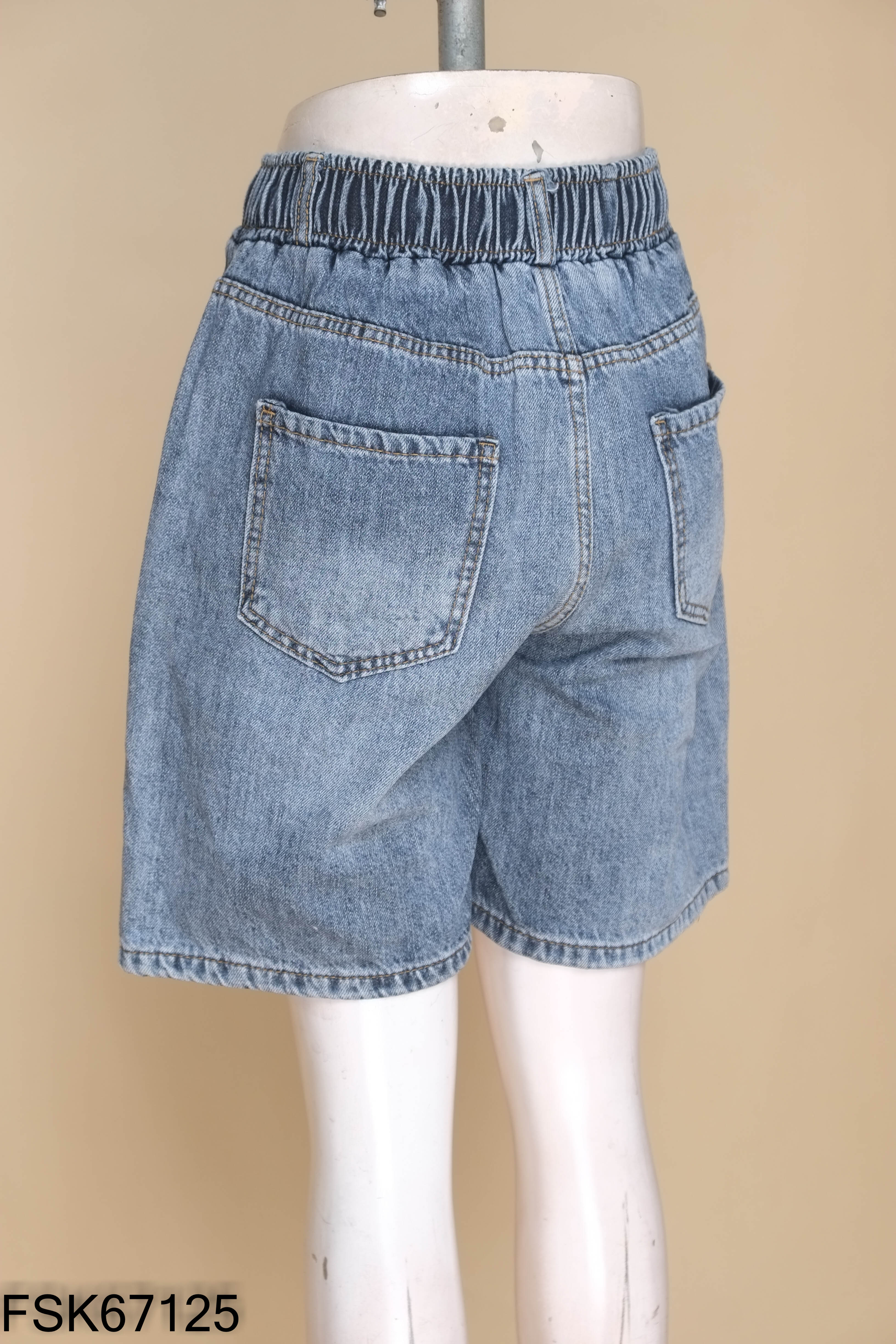 Quần shorts jeans lửng xanh đính đá