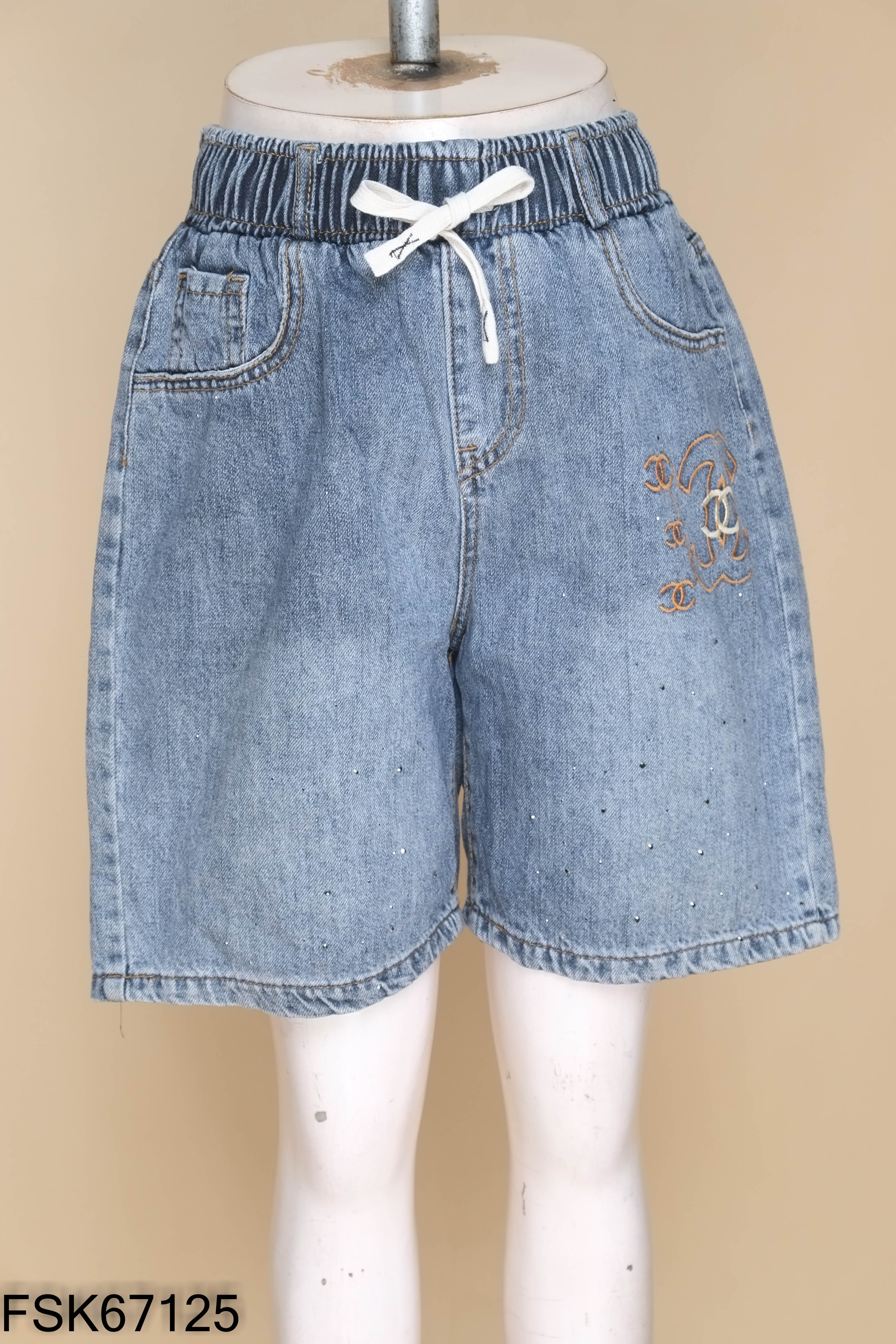Quần shorts jeans lửng xanh đính đá