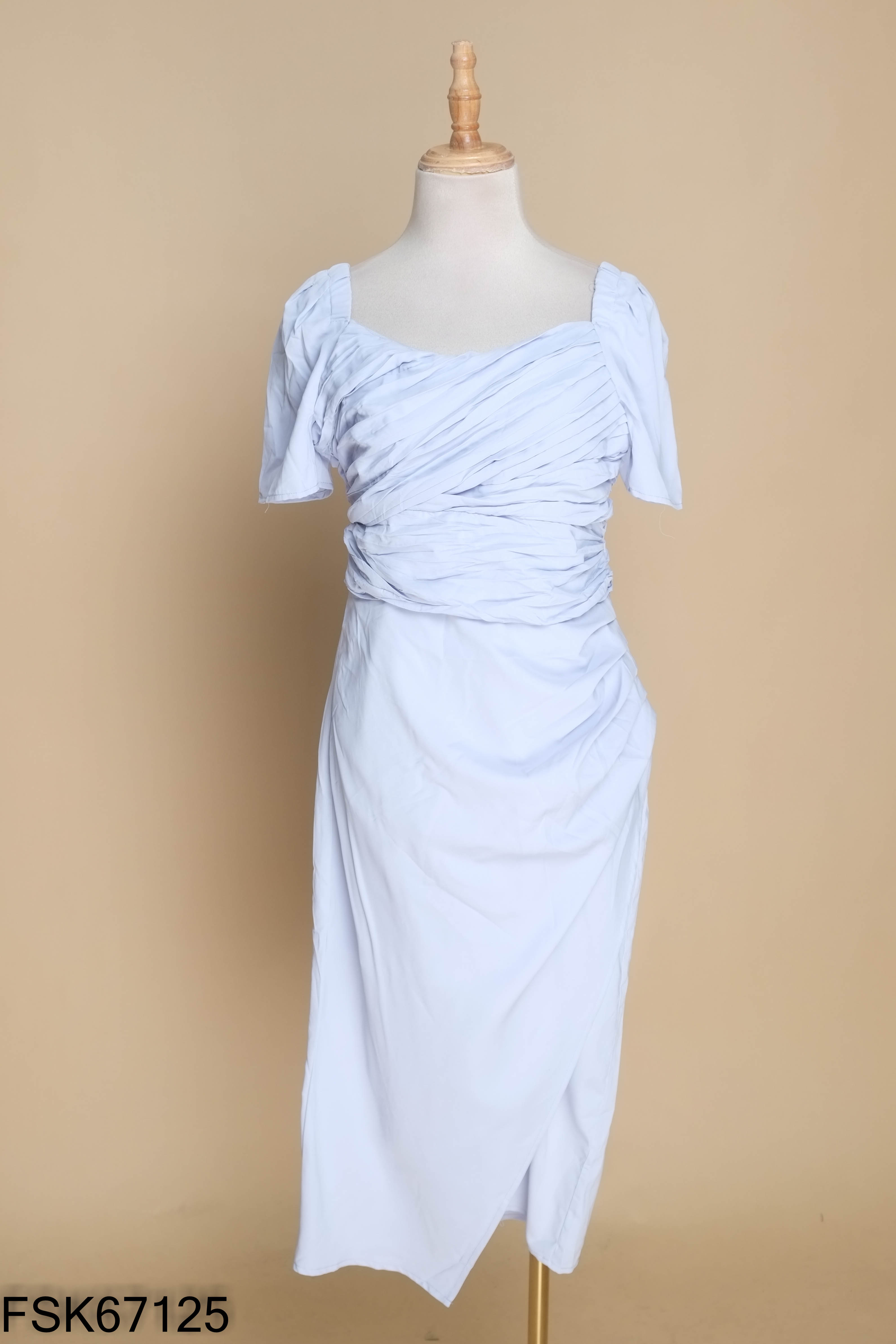 Váy xanh dúm cổ vuông
