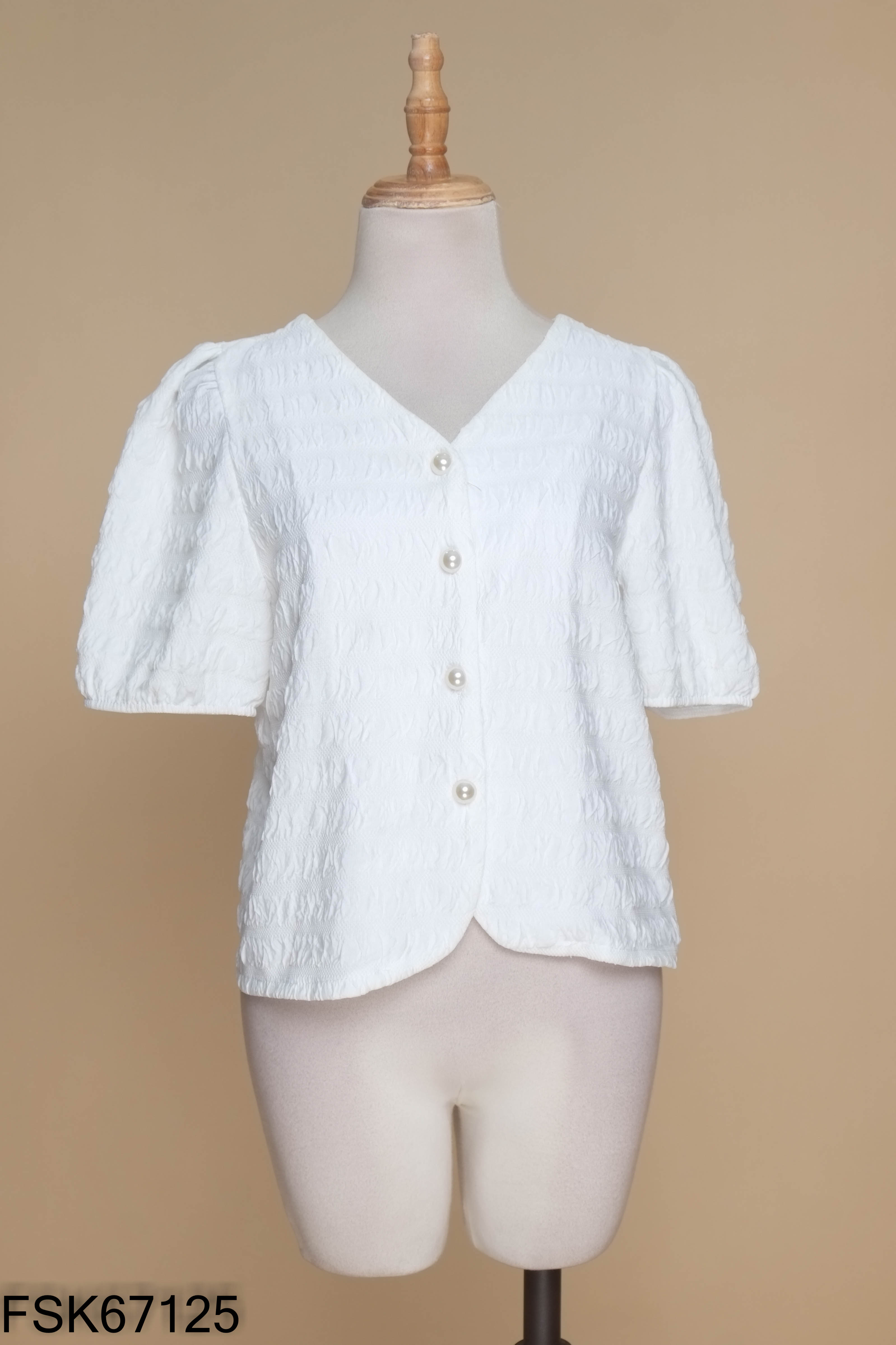 Áo trắng cổ tim cúc ngọc