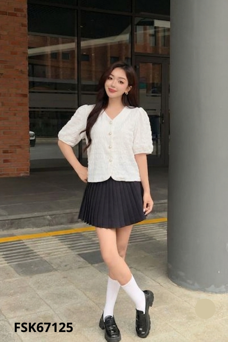 Áo trắng cổ tim cúc ngọc