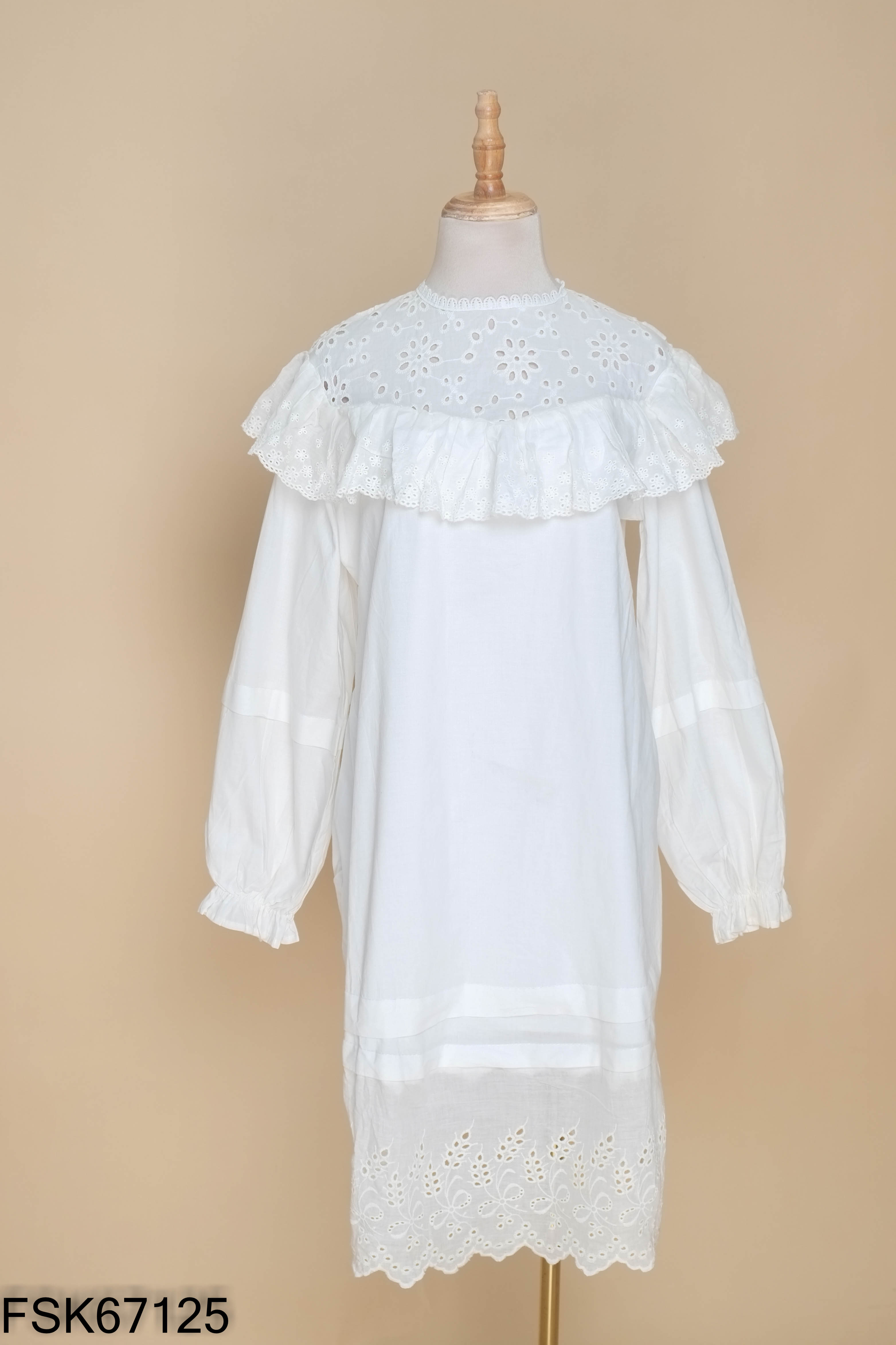Váy trắng phối viền bèo