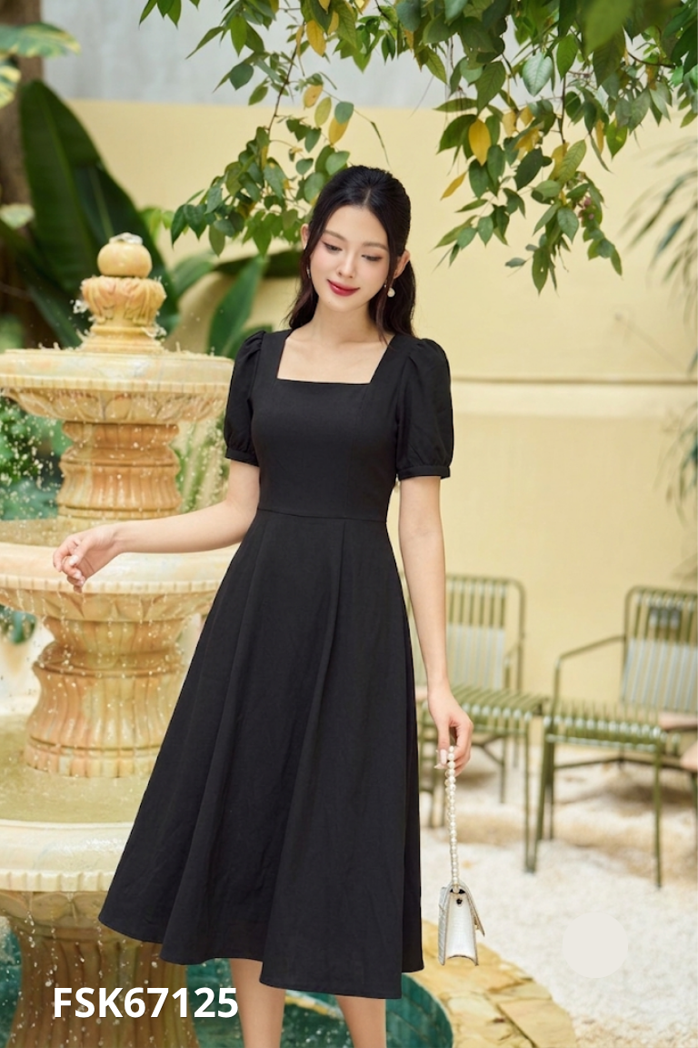 Váy dđen cổ vuông