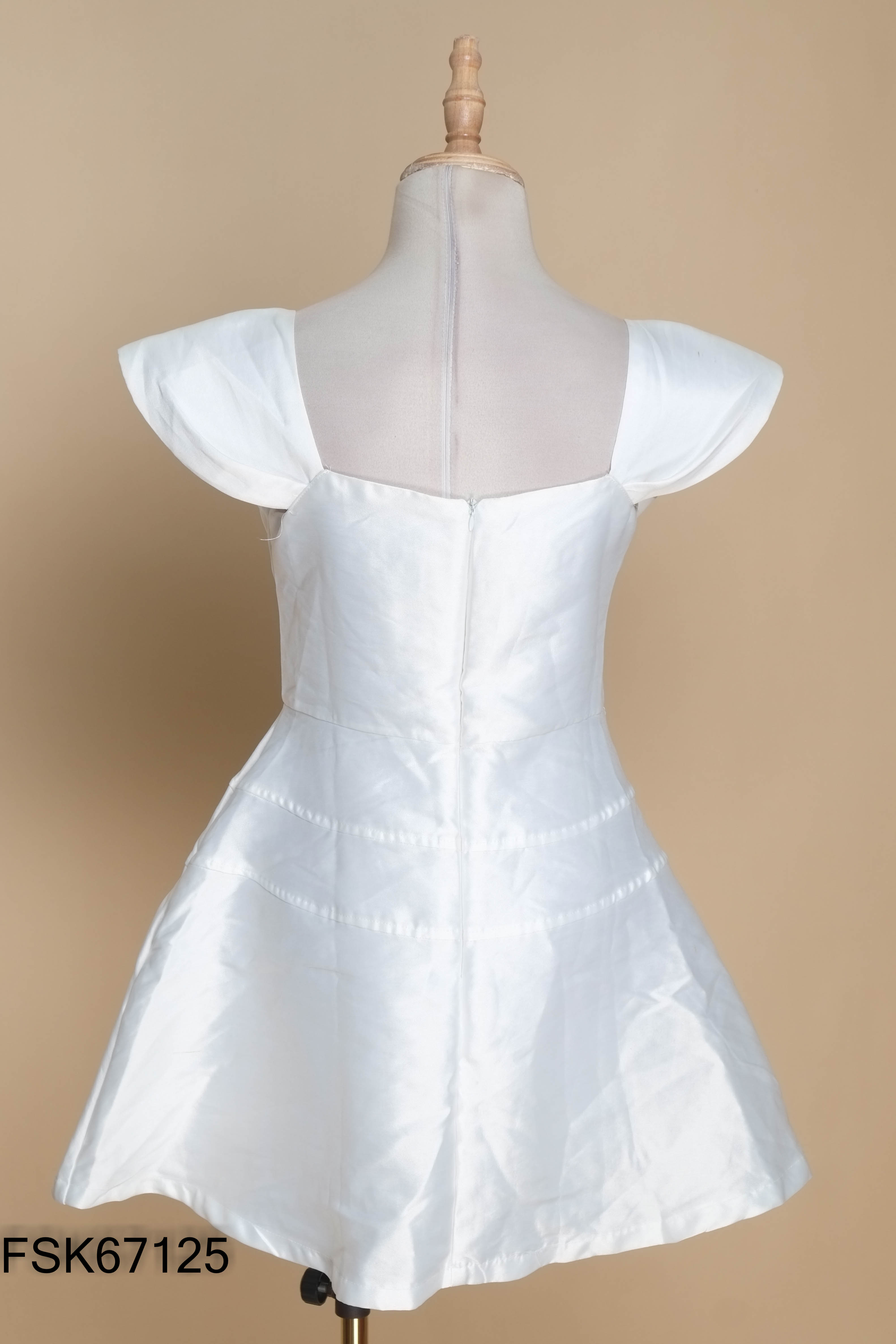 Váy M.I.N Boutique trắng đính ngọc