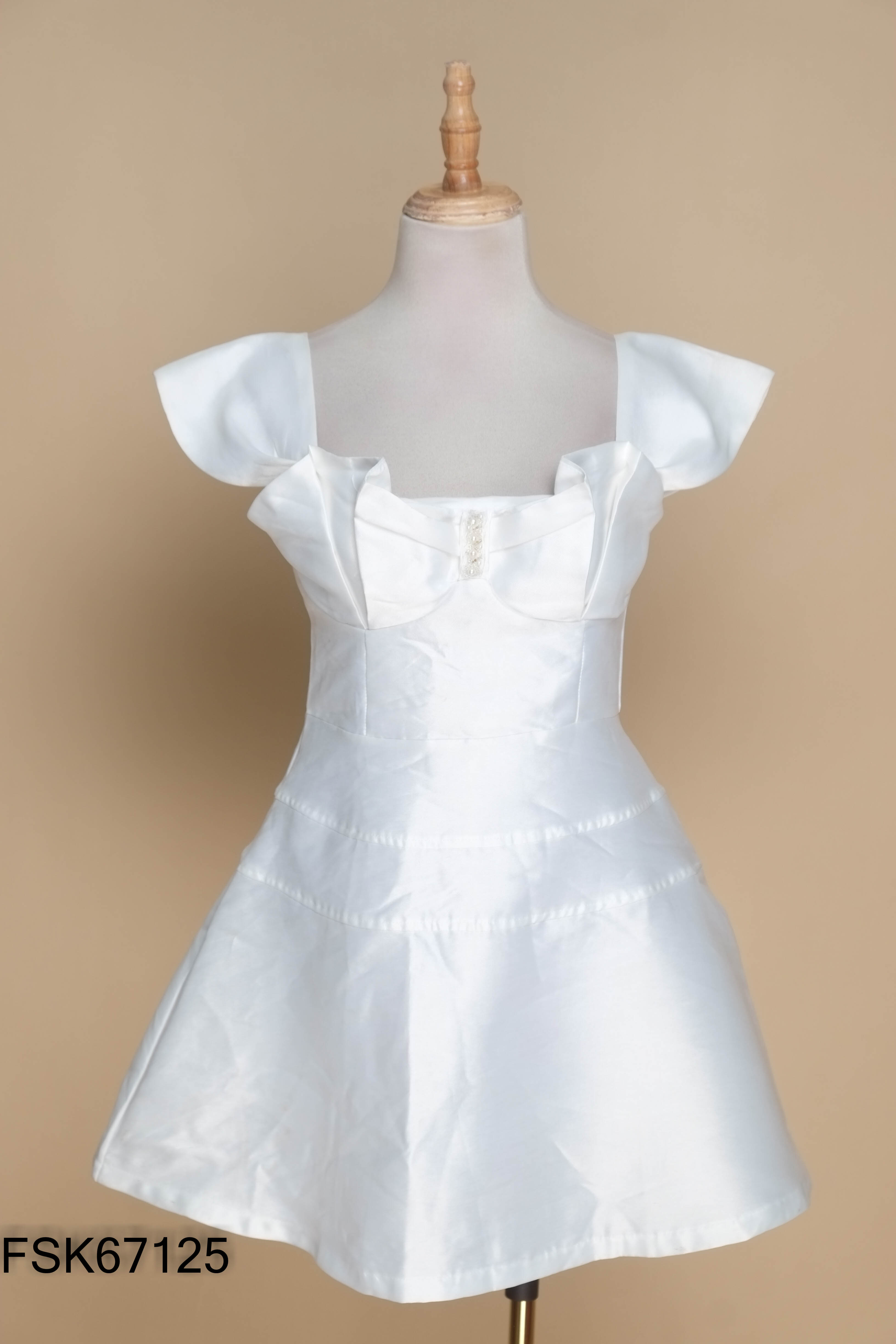Váy M.I.N Boutique trắng đính ngọc