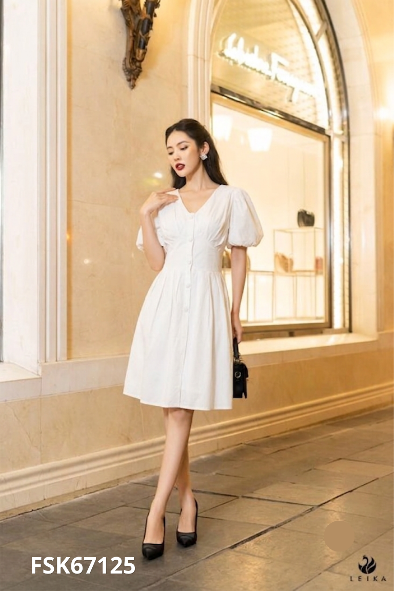 Váy trắng cổ V phối khuy