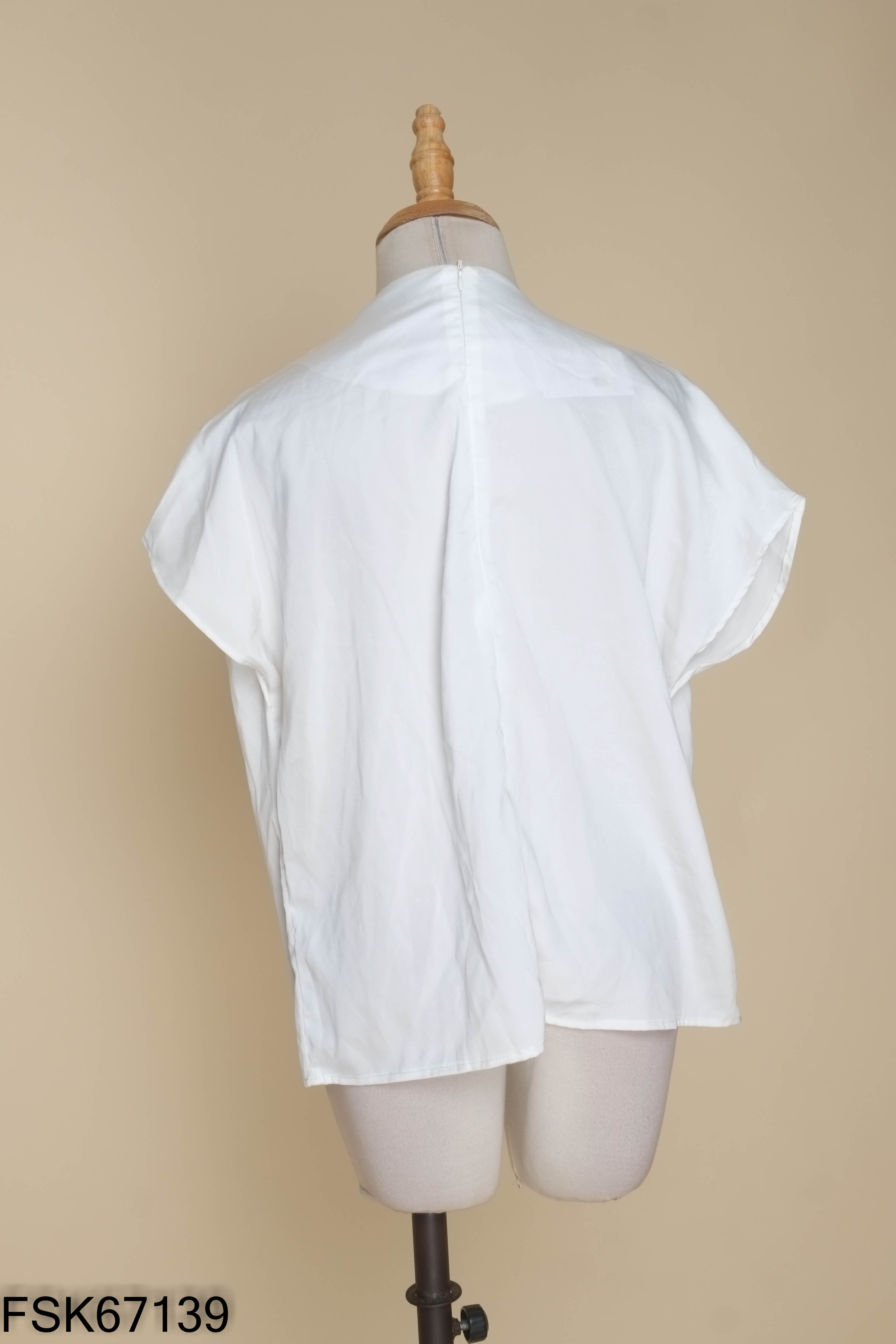 Áo sơ mi be UNIQLO cổ tàu phối dây nơ