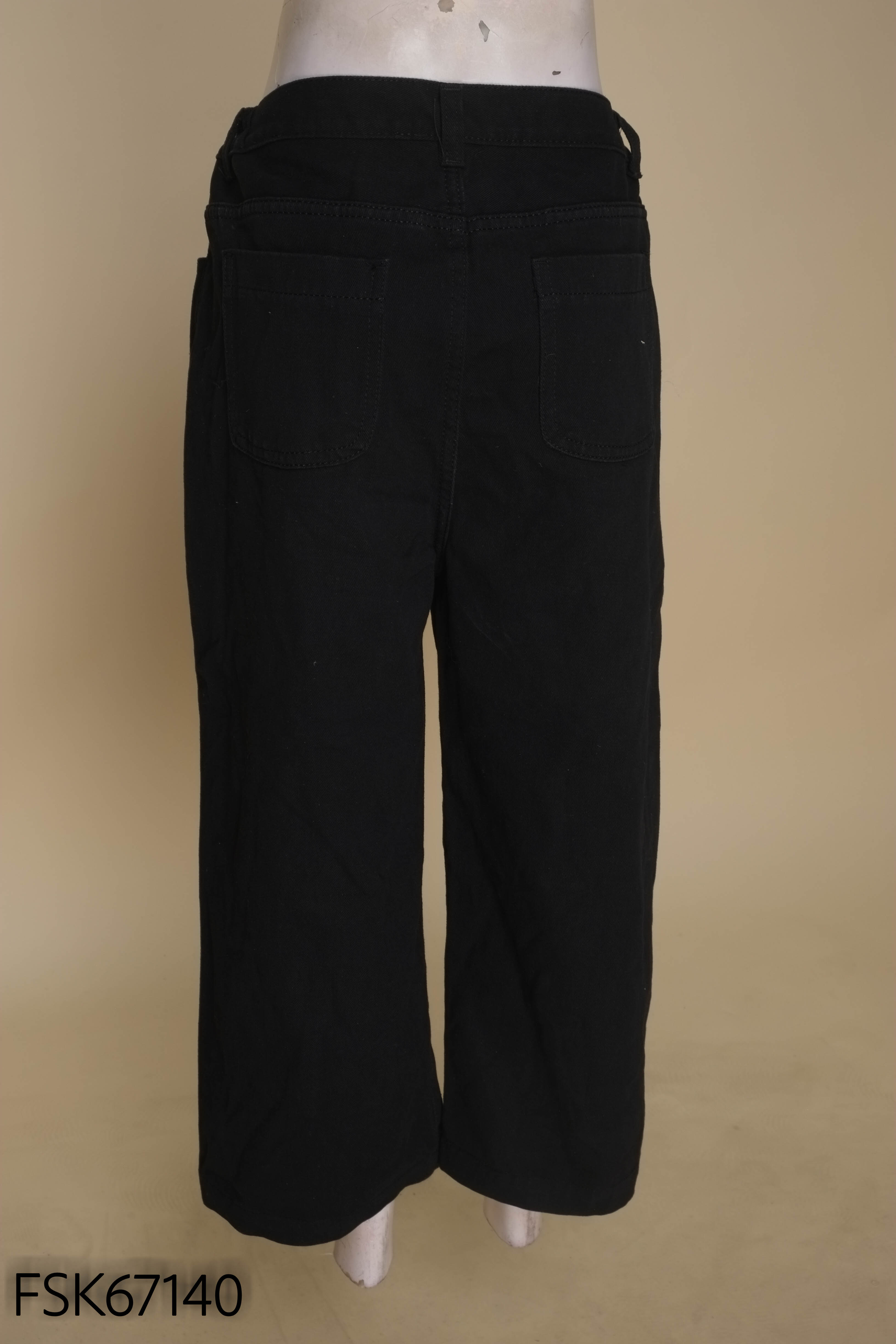 Quần jeans đen suông