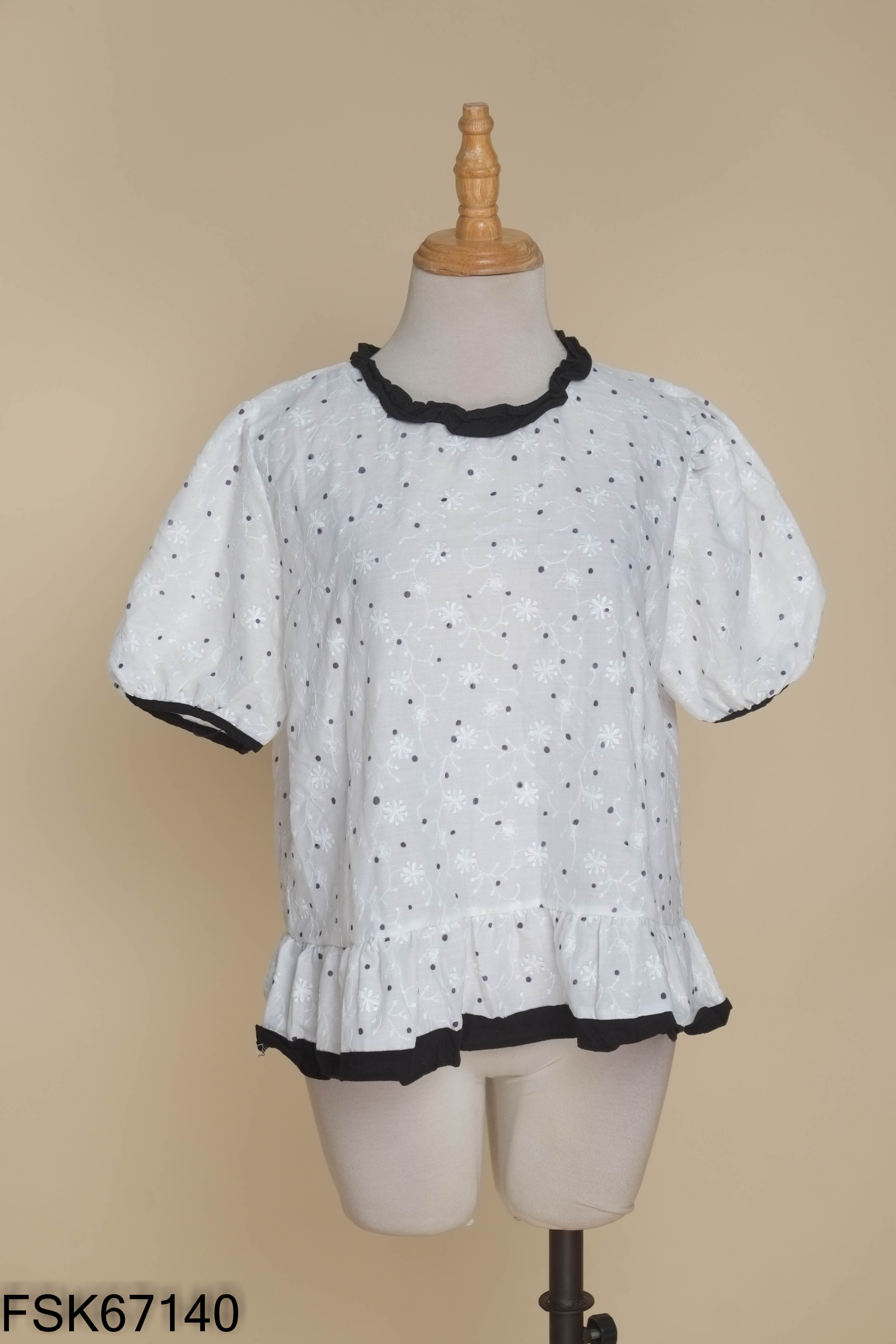 Áo trắng thêu chấm bi
