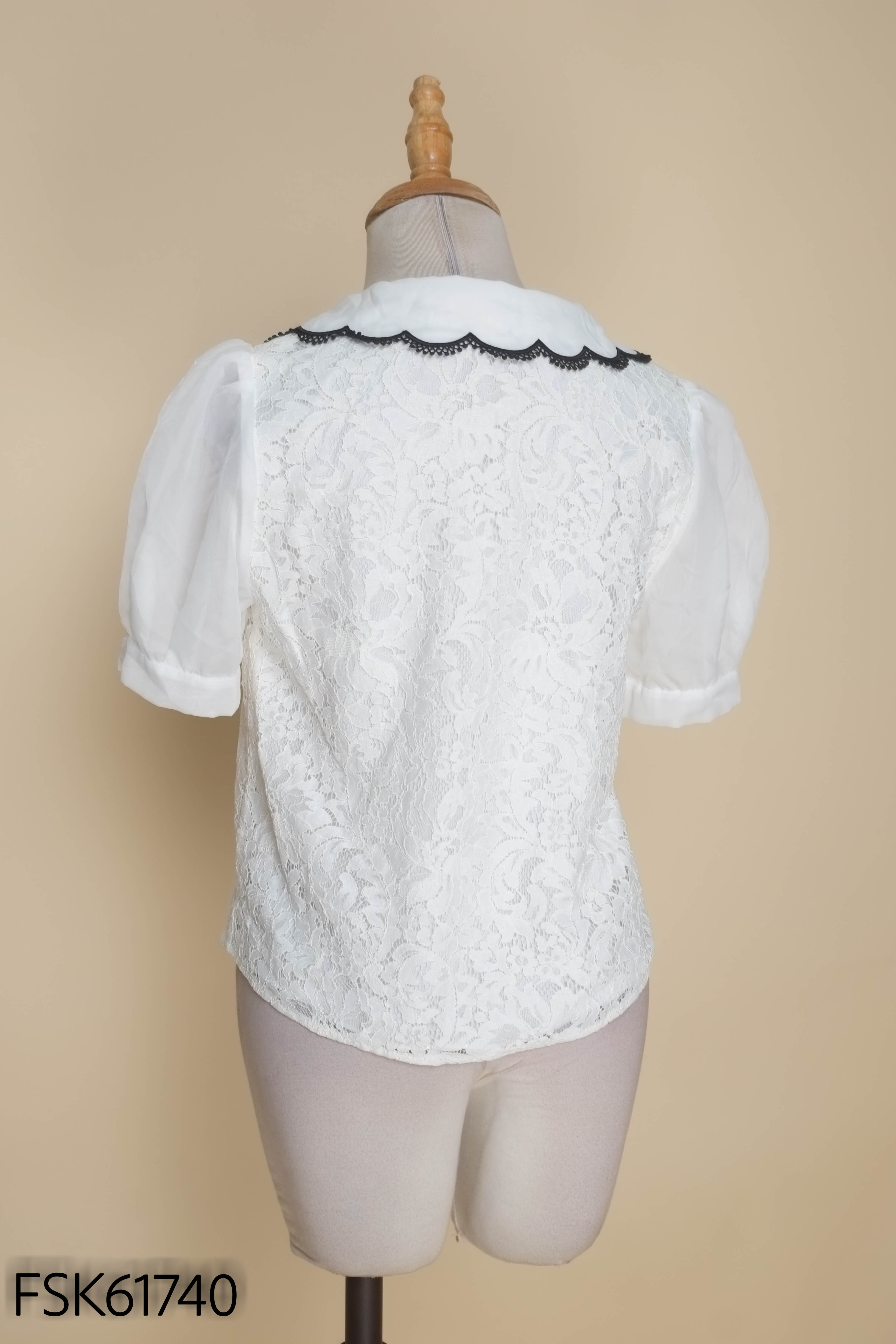 Áo bèo trắng cổ ren đen