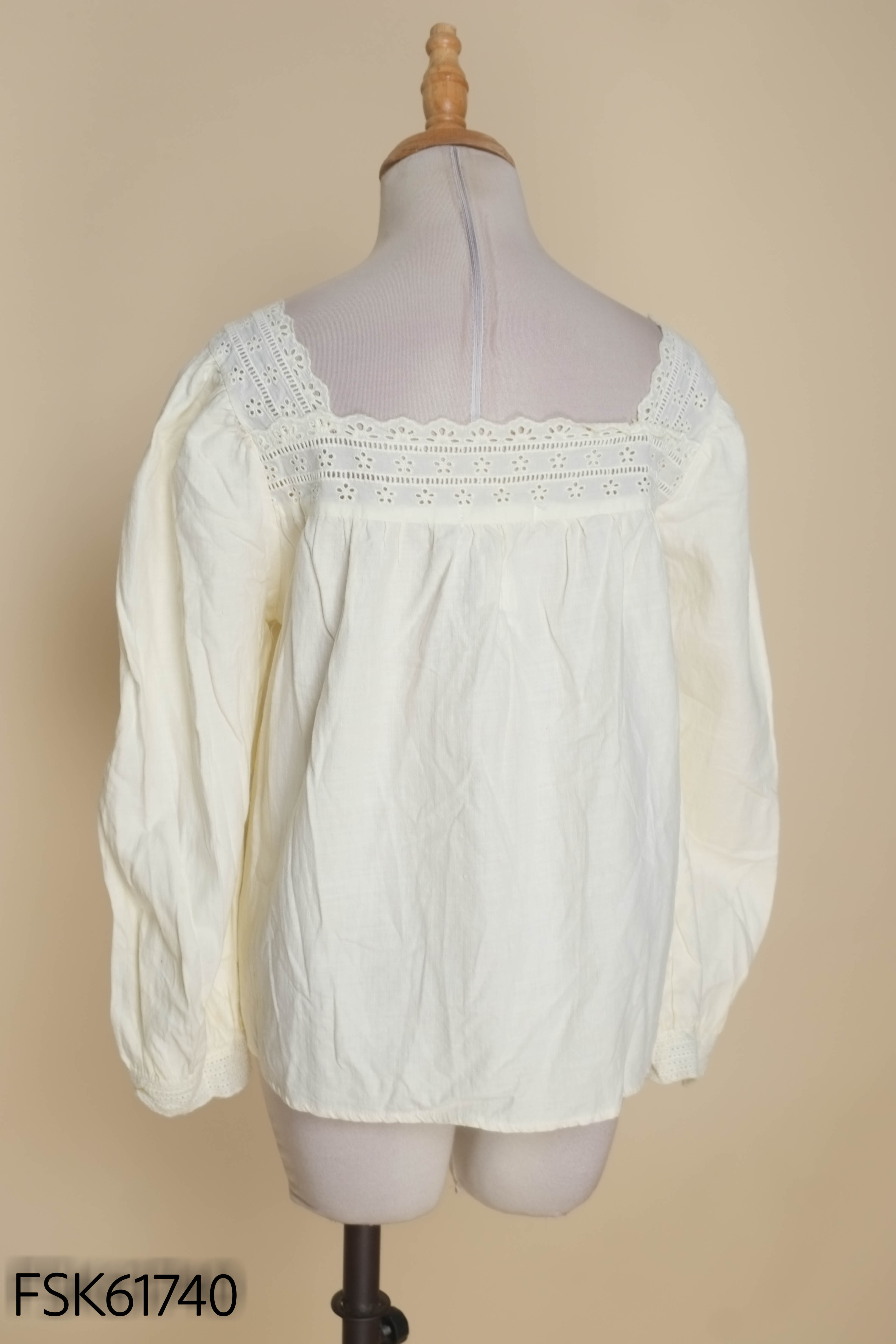 Áo kem cổ vuông ren