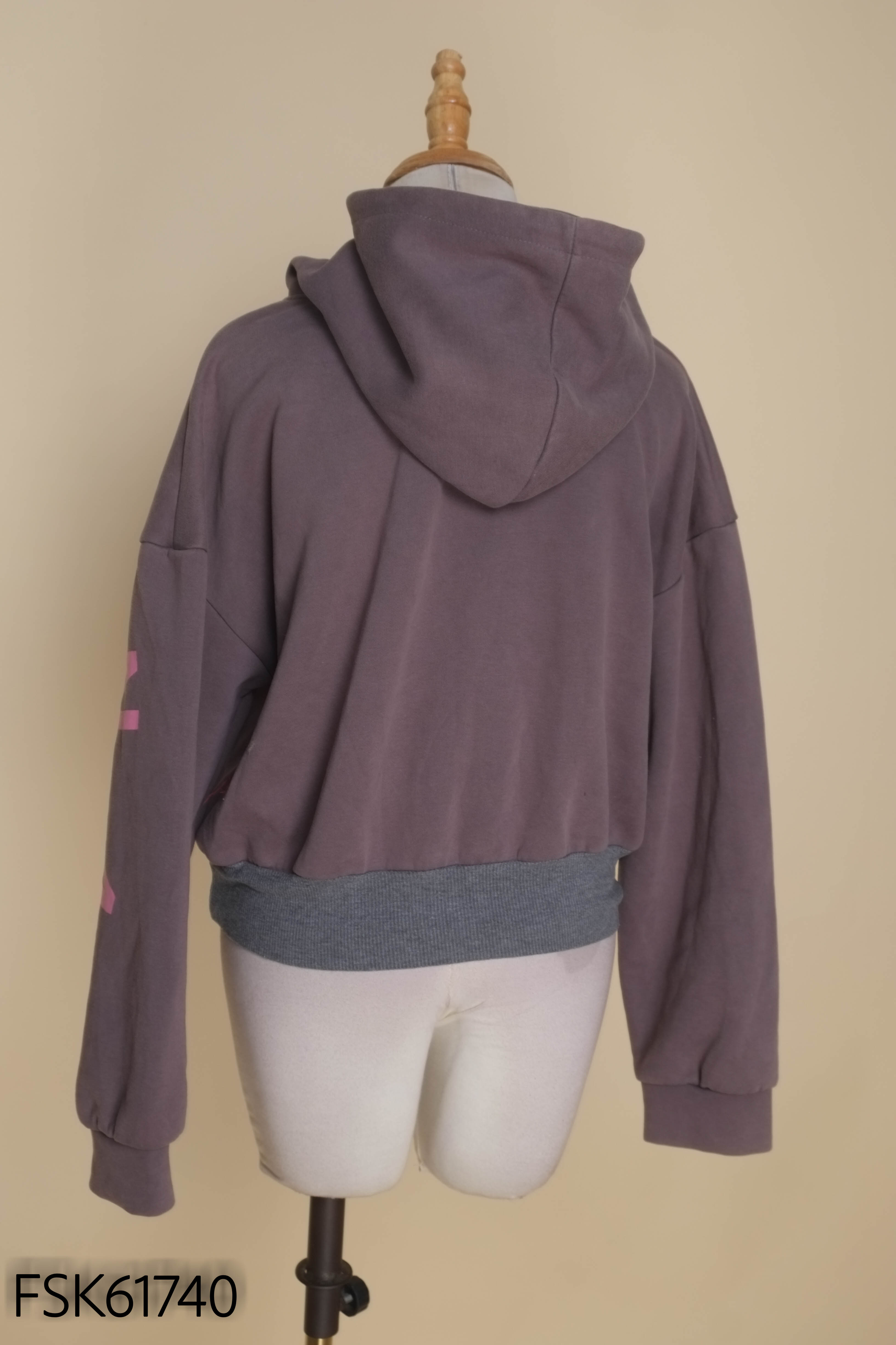 Áo hoodie xám chữ hồng