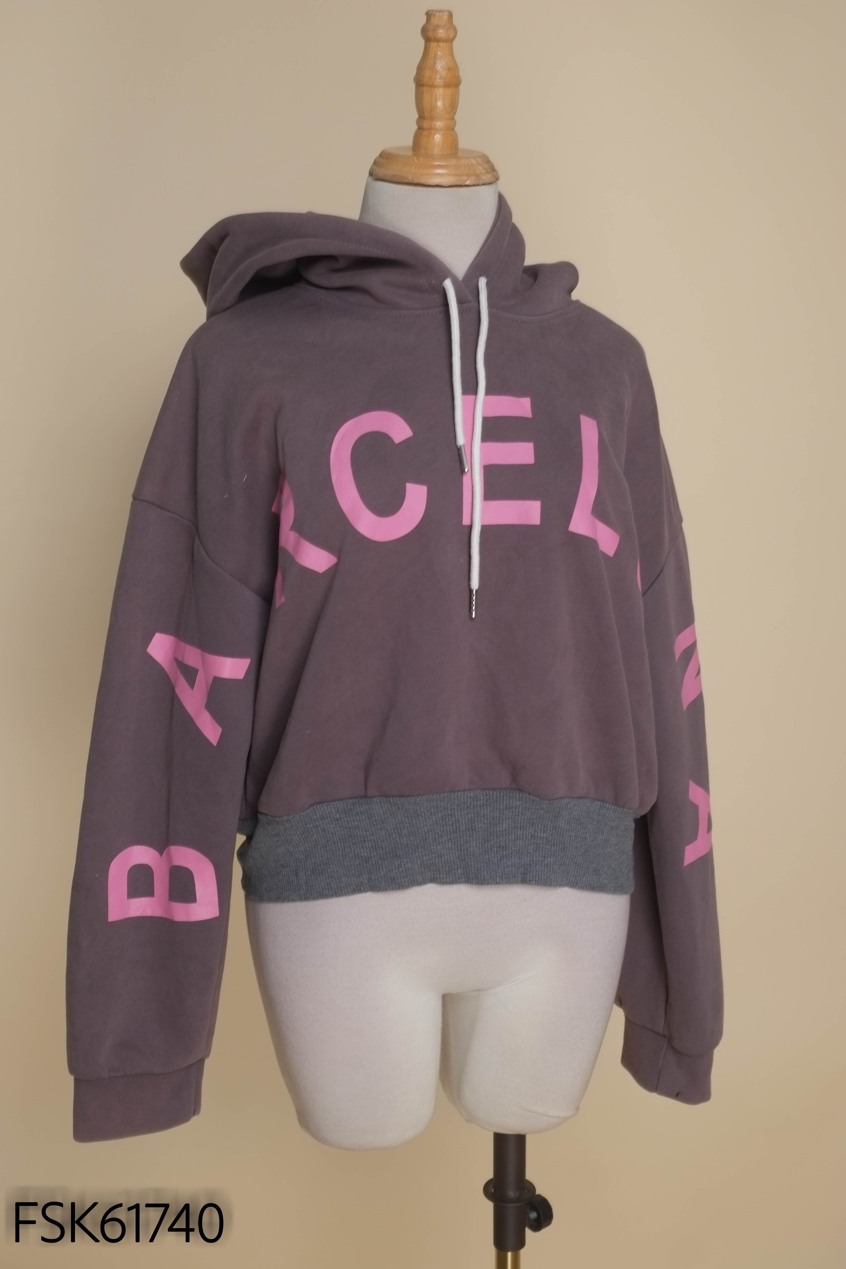 Áo hoodie xám chữ hồng