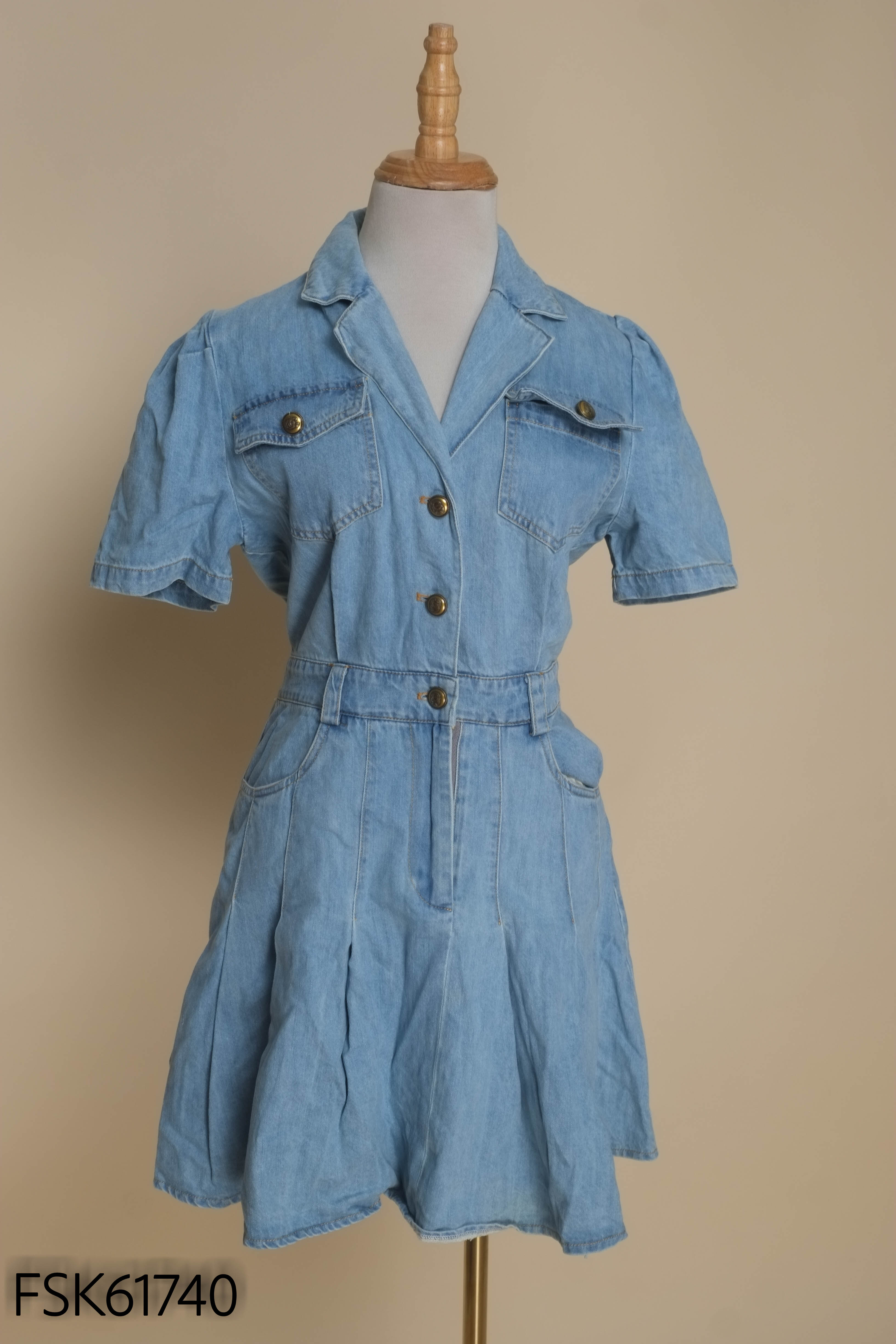 Váy jeans xanh cúc đồng xếp li