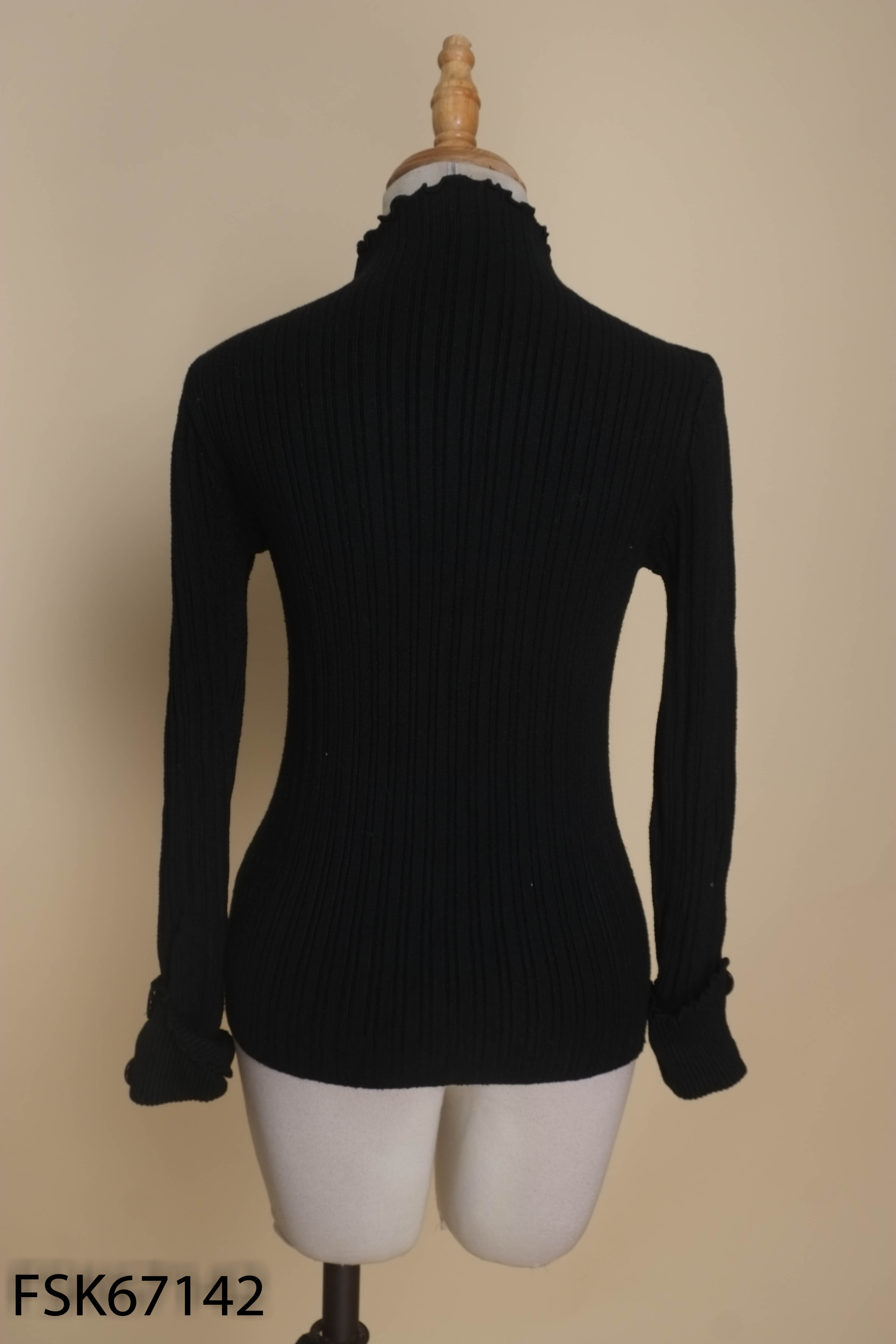 Áo len đen cổ lọ