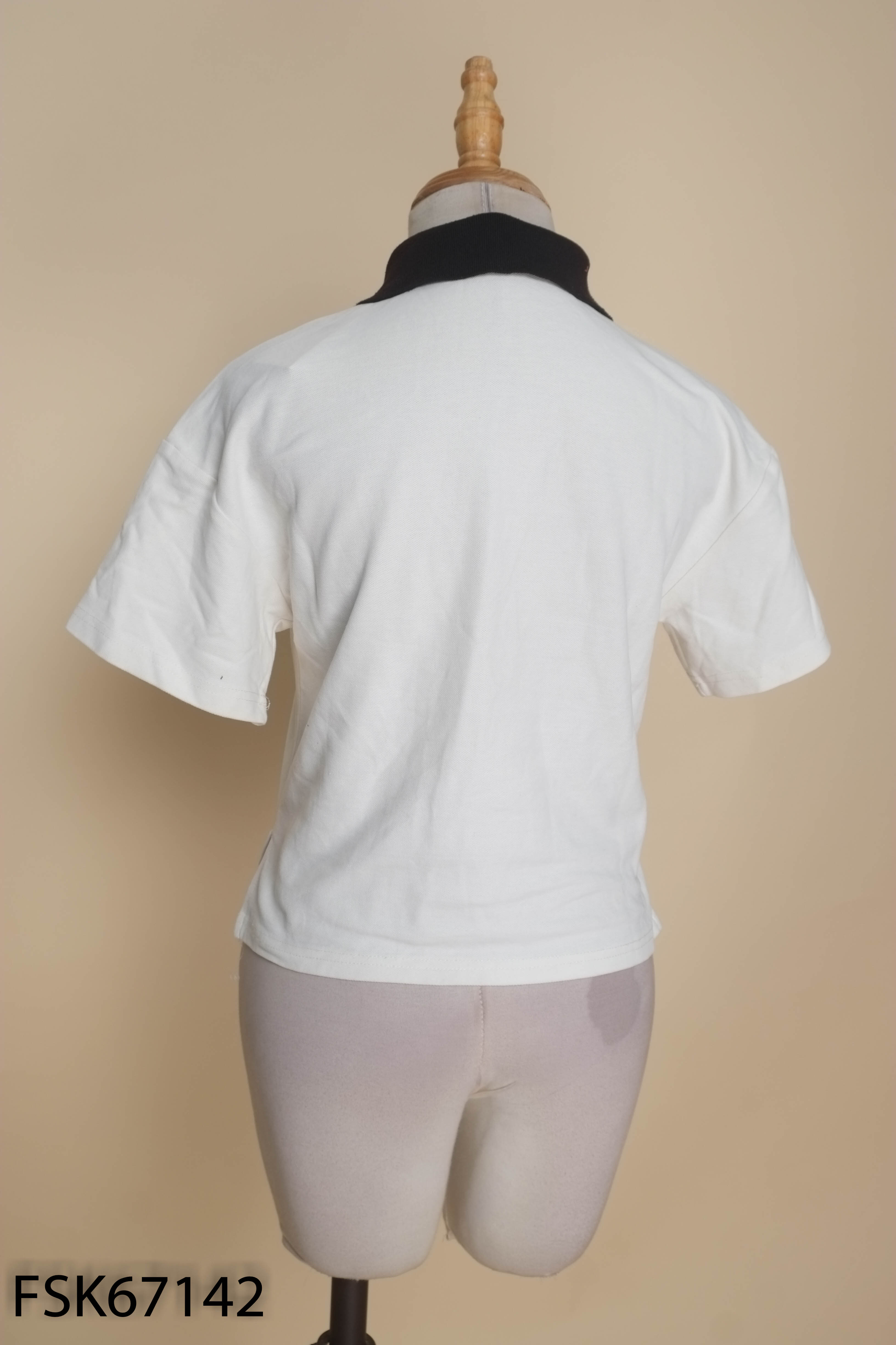 Áo thun trắng cổ đen
