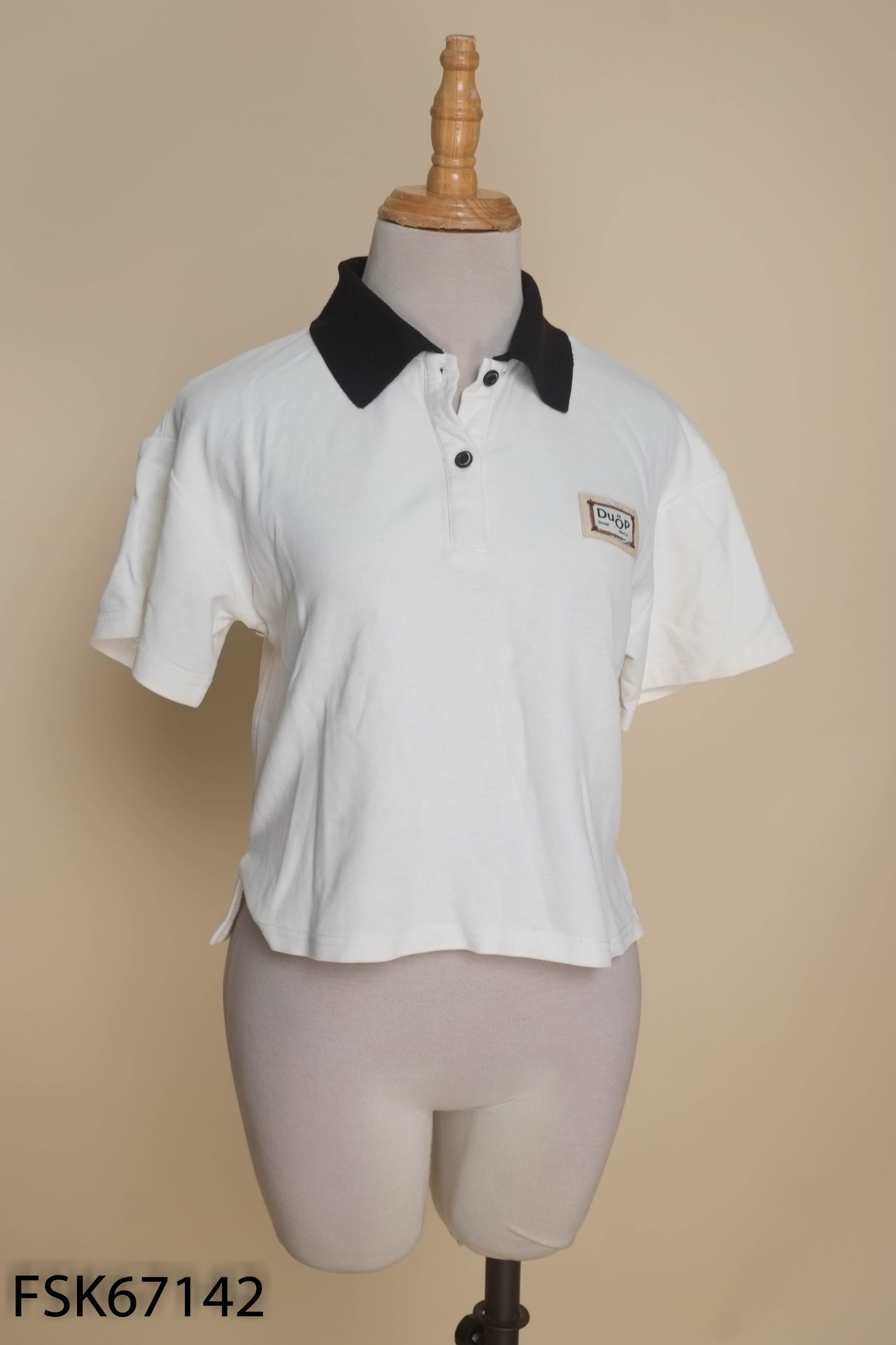 Áo thun trắng cổ đen