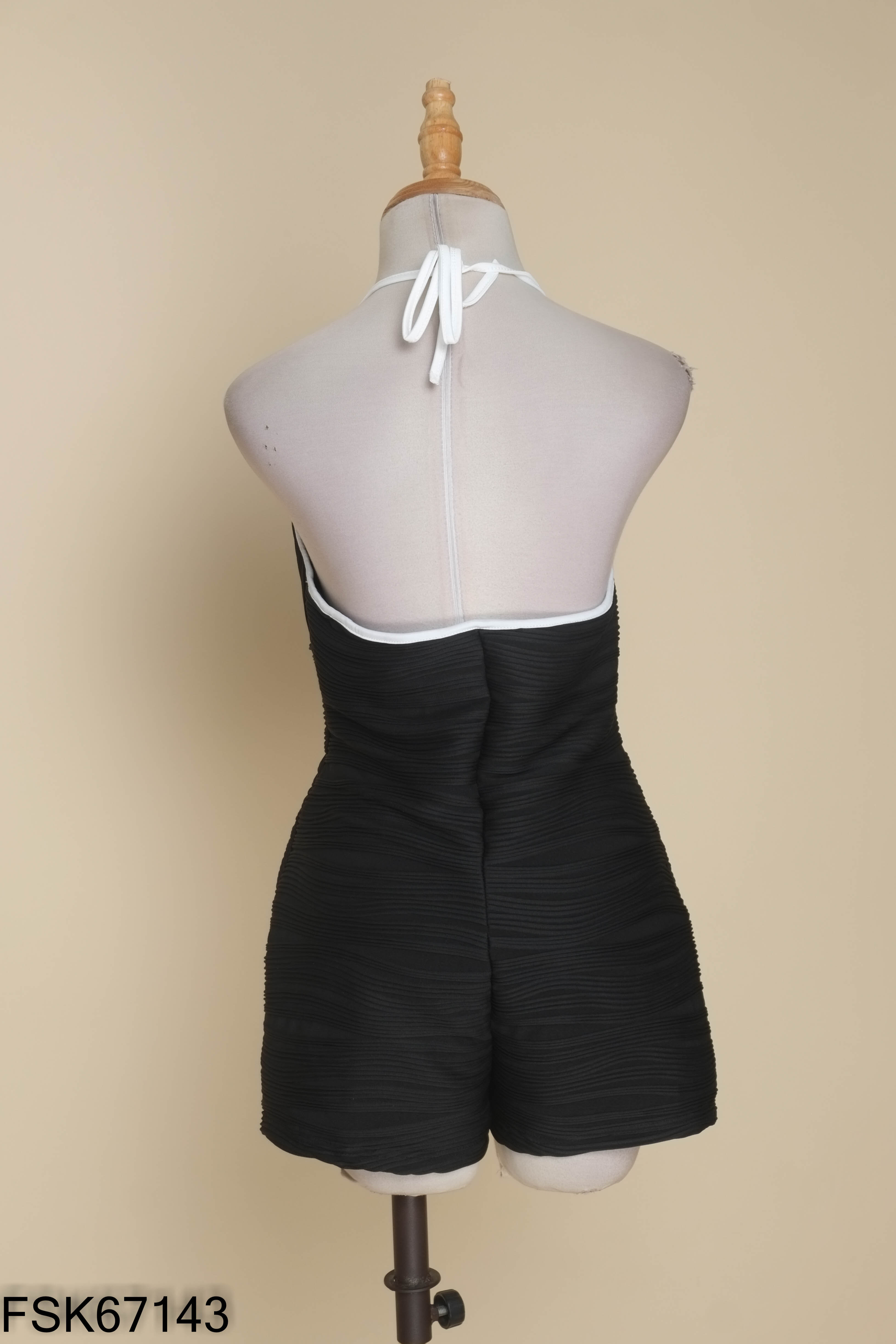 Jumpsuits đen SHEIN cổ yếm khoét giọt nước