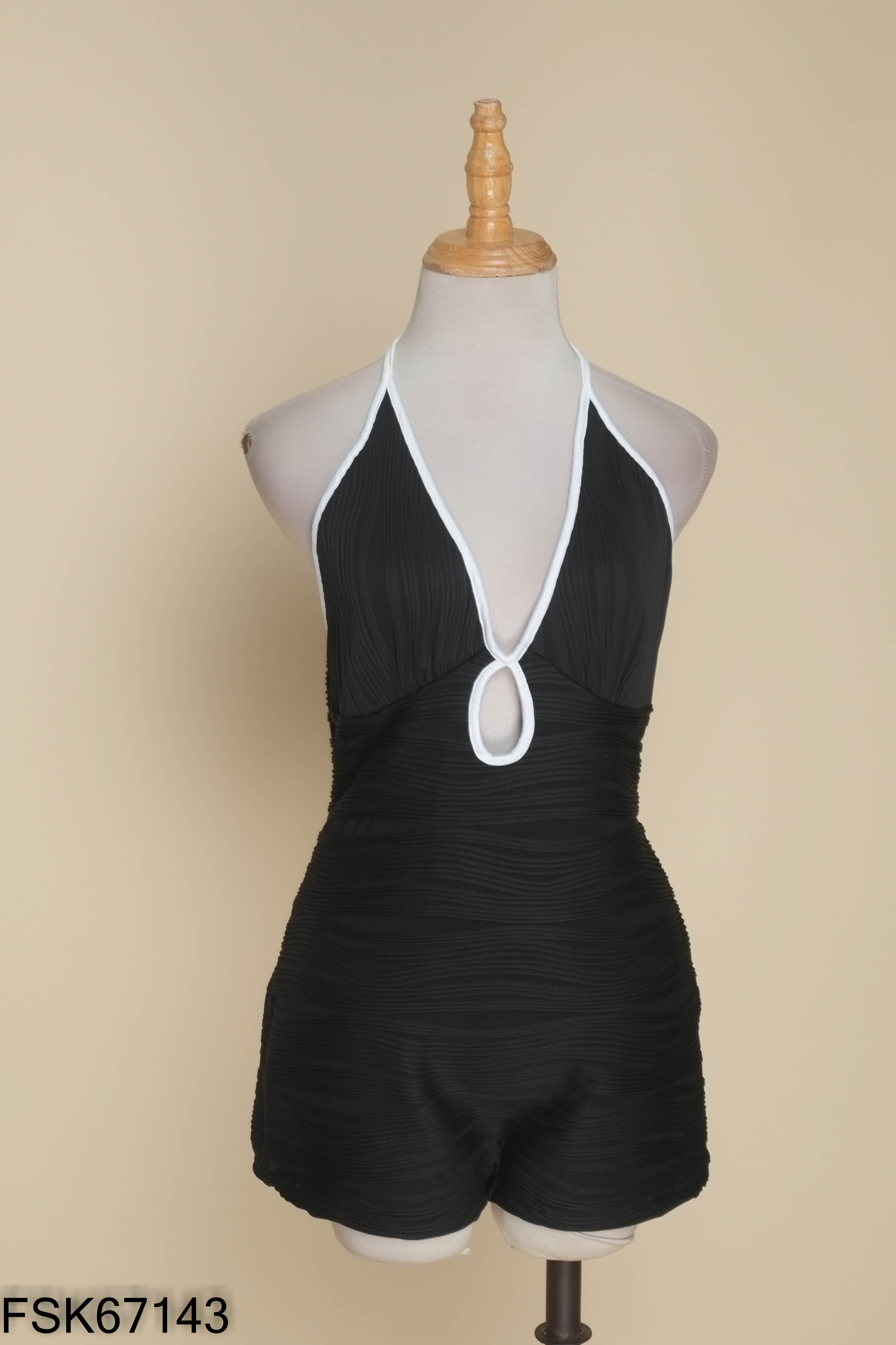 Jumpsuits đen SHEIN cổ yếm khoét giọt nước
