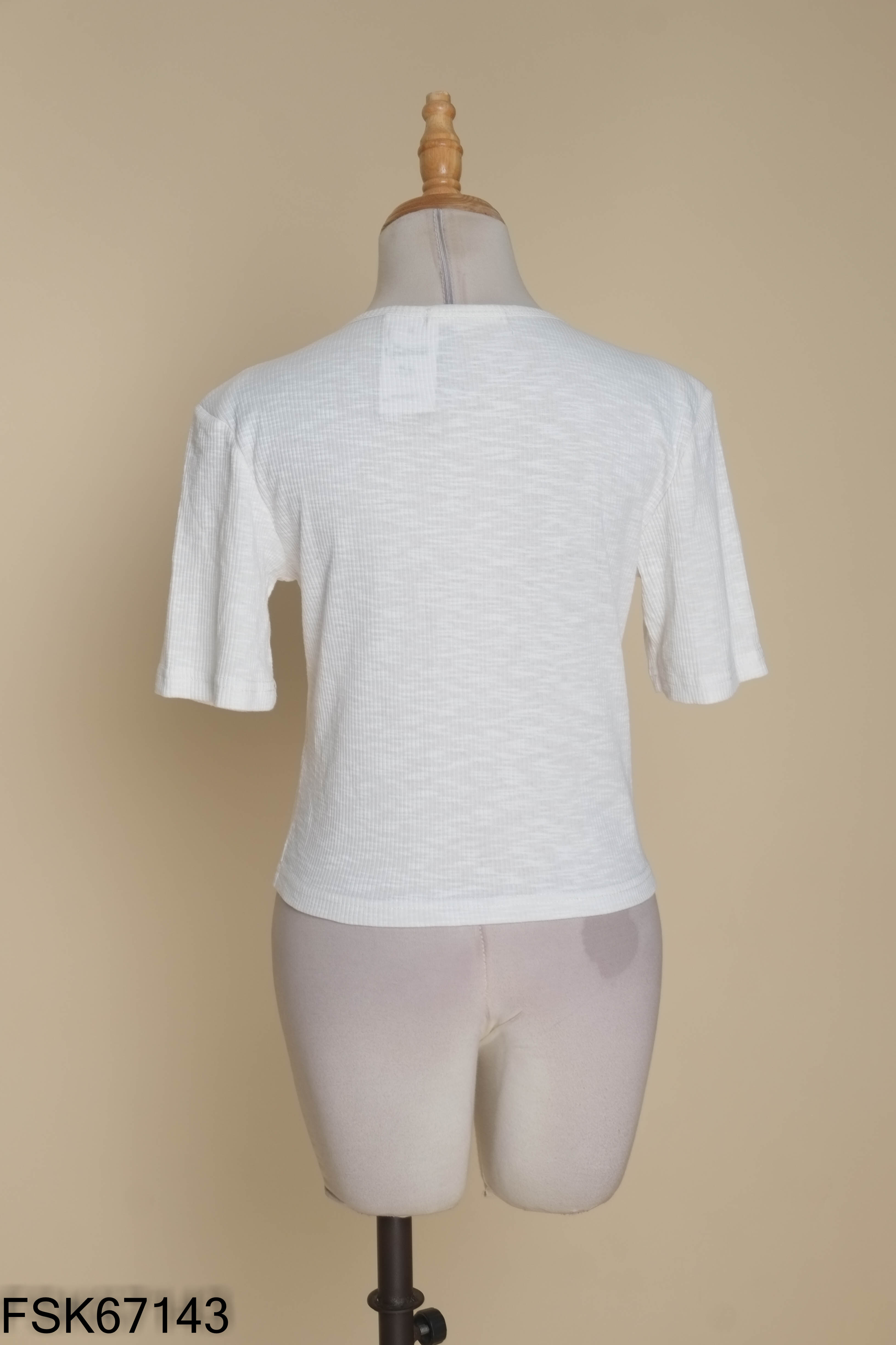 Áo croptop trắng UVY