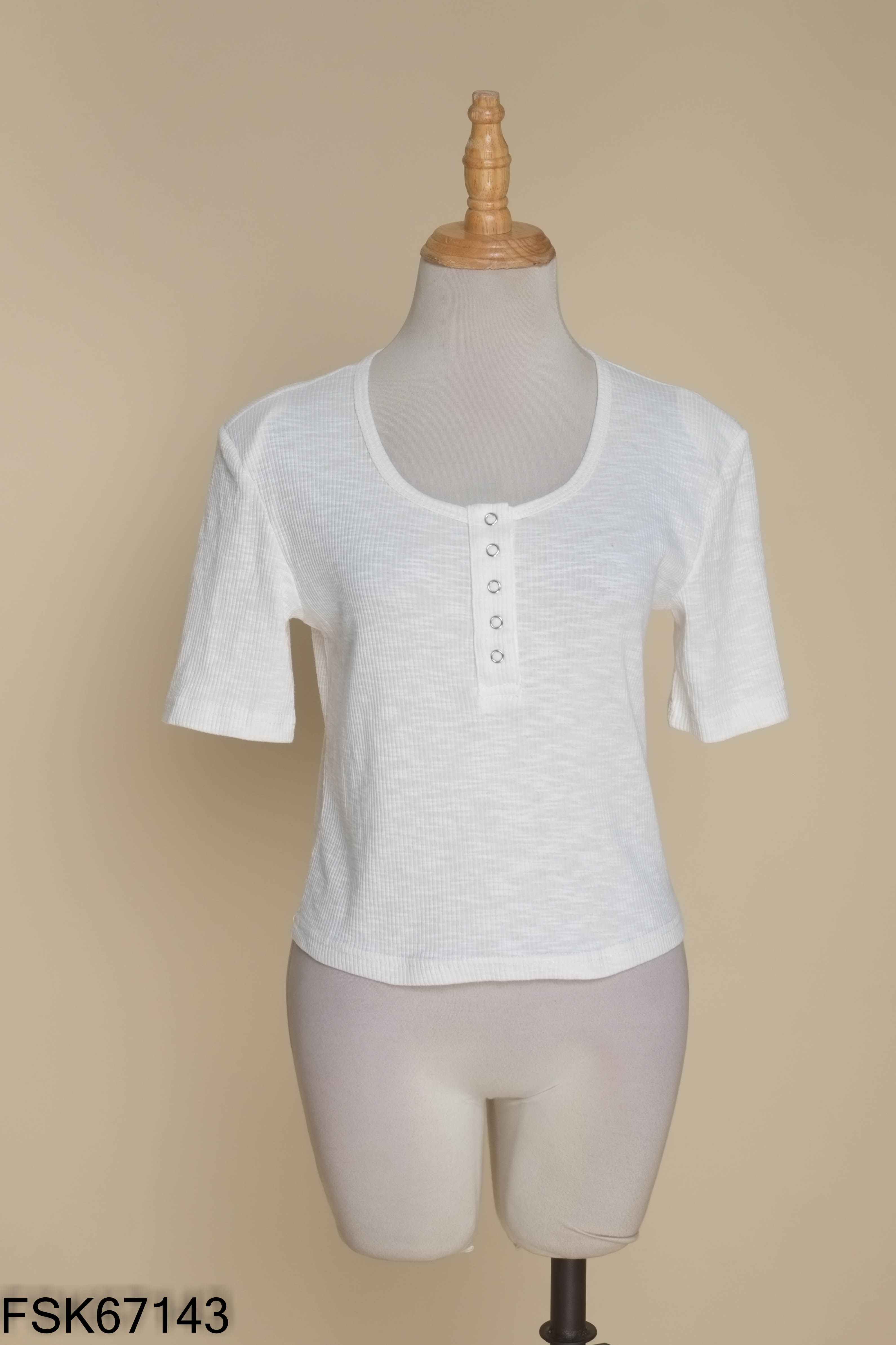 Áo croptop trắng UVY