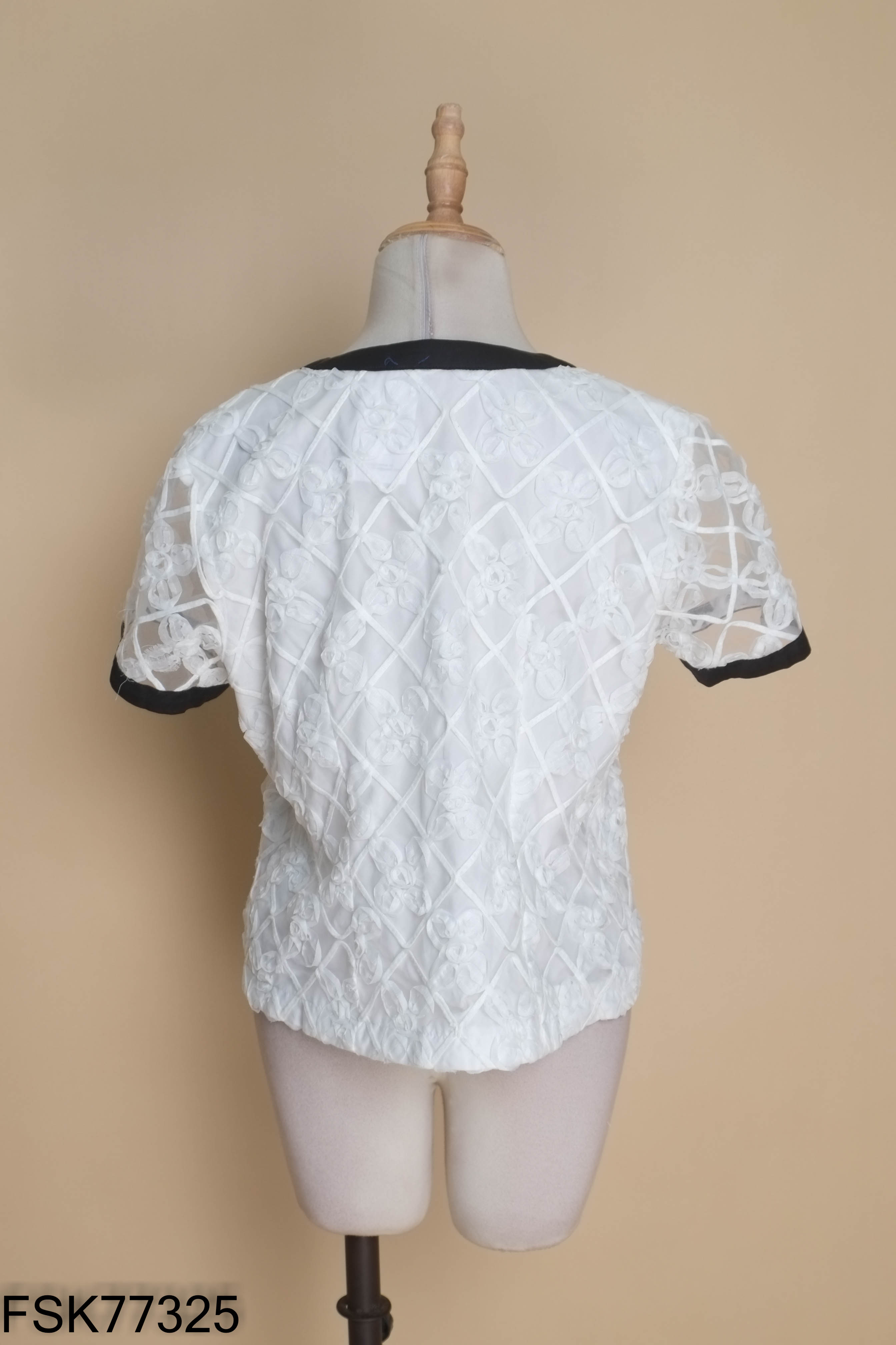 Áo trắng viền đen