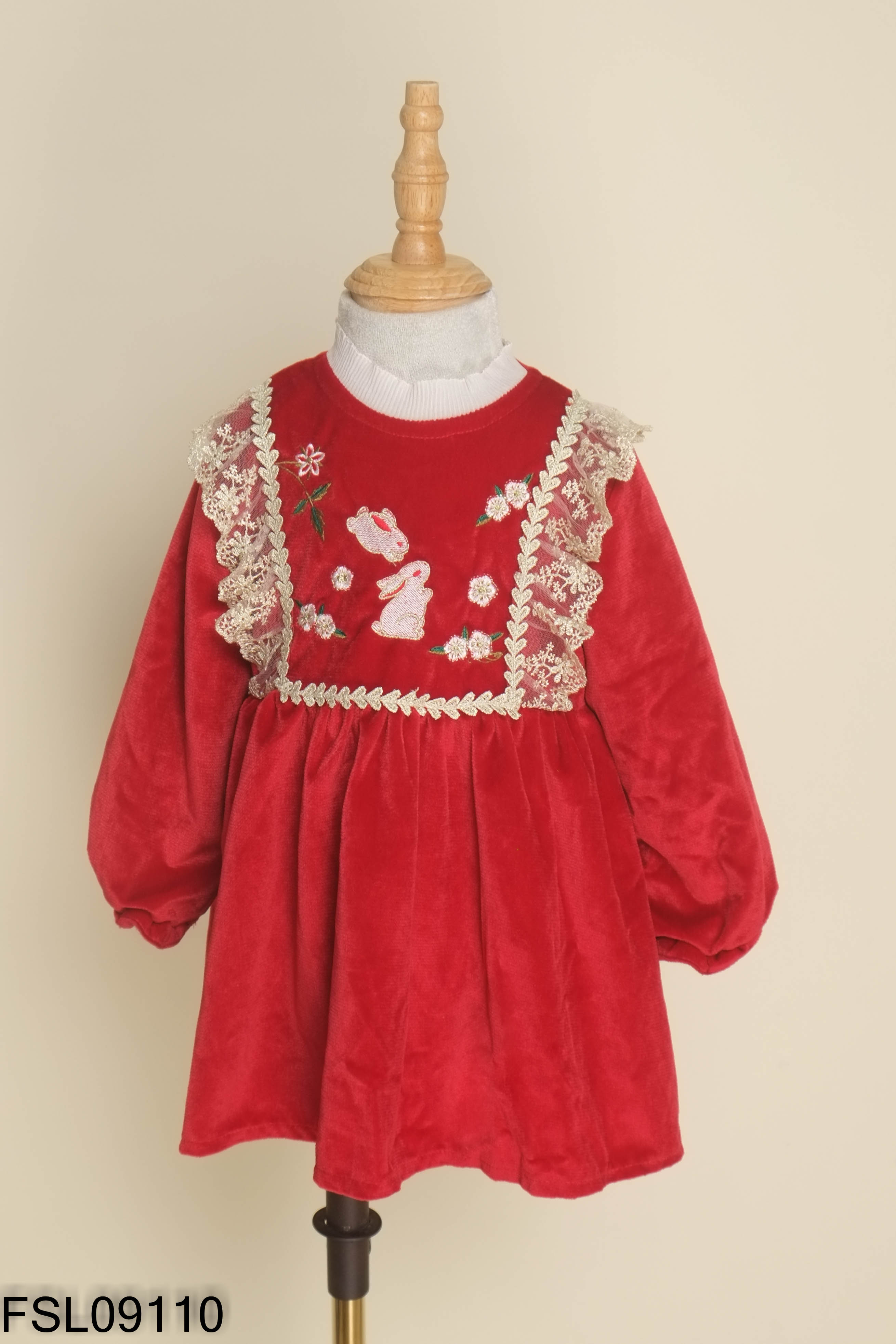 Váy nhung đỏ thêu họa tiết KIDS