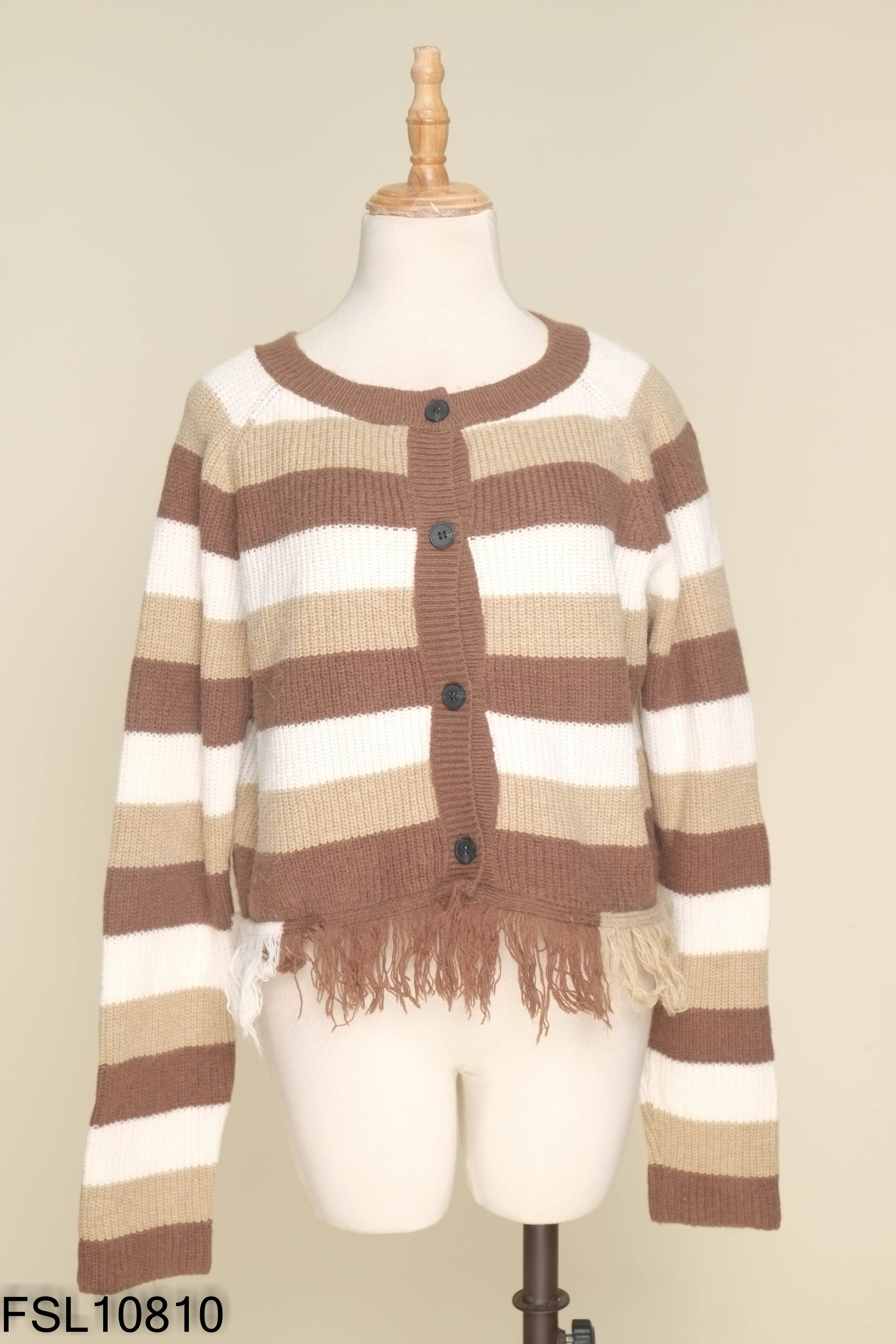 Áo len cardigan nâu kẻ tua rua